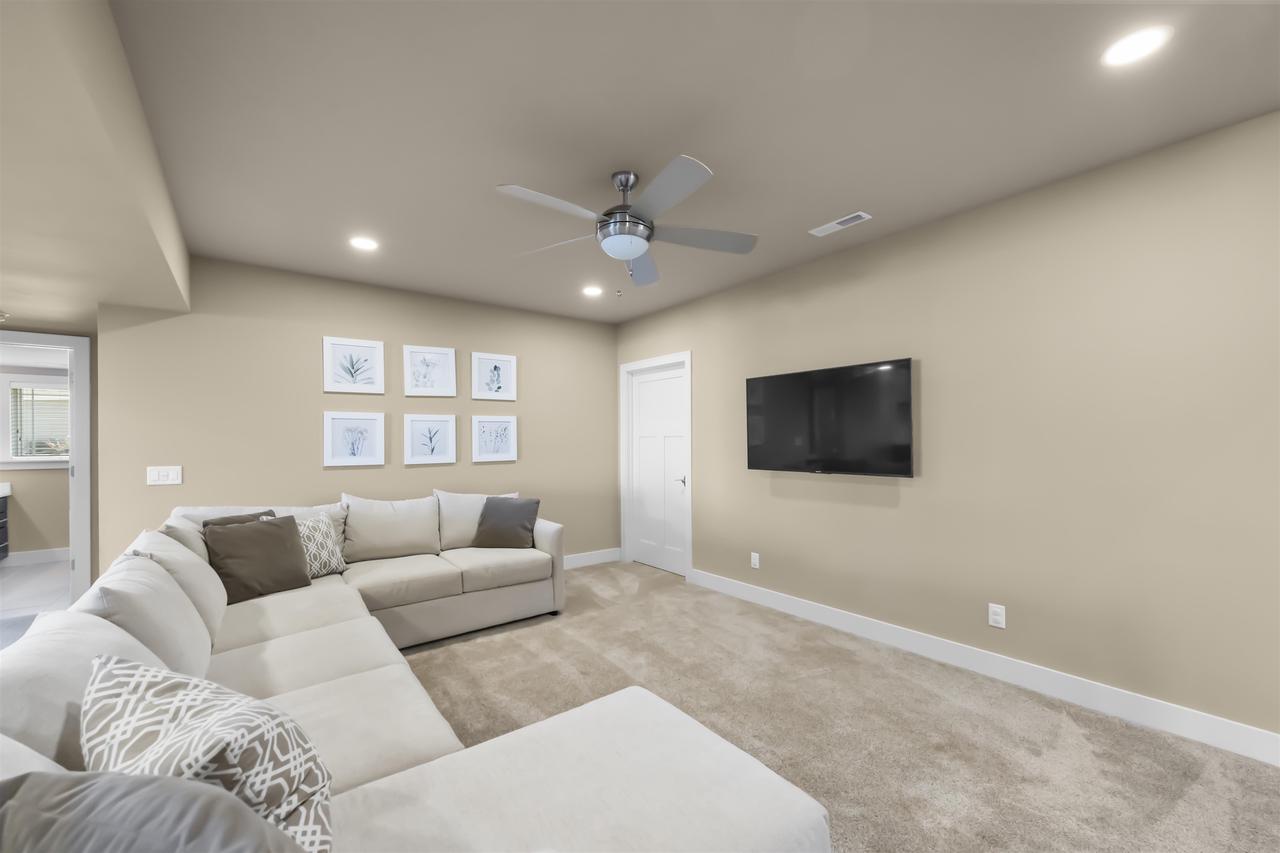 805 Raven COURT
