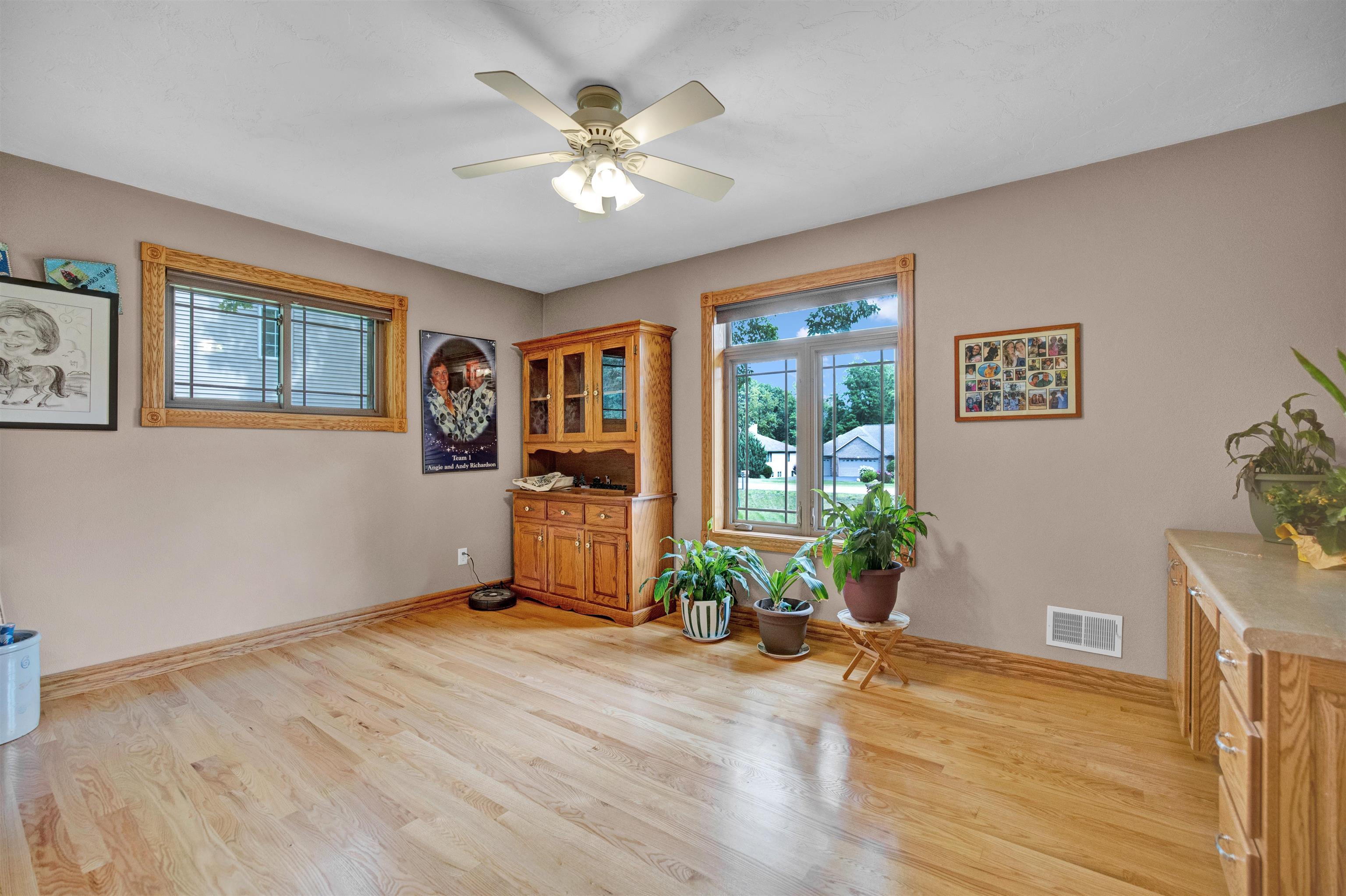 976 E Lakeside Drive