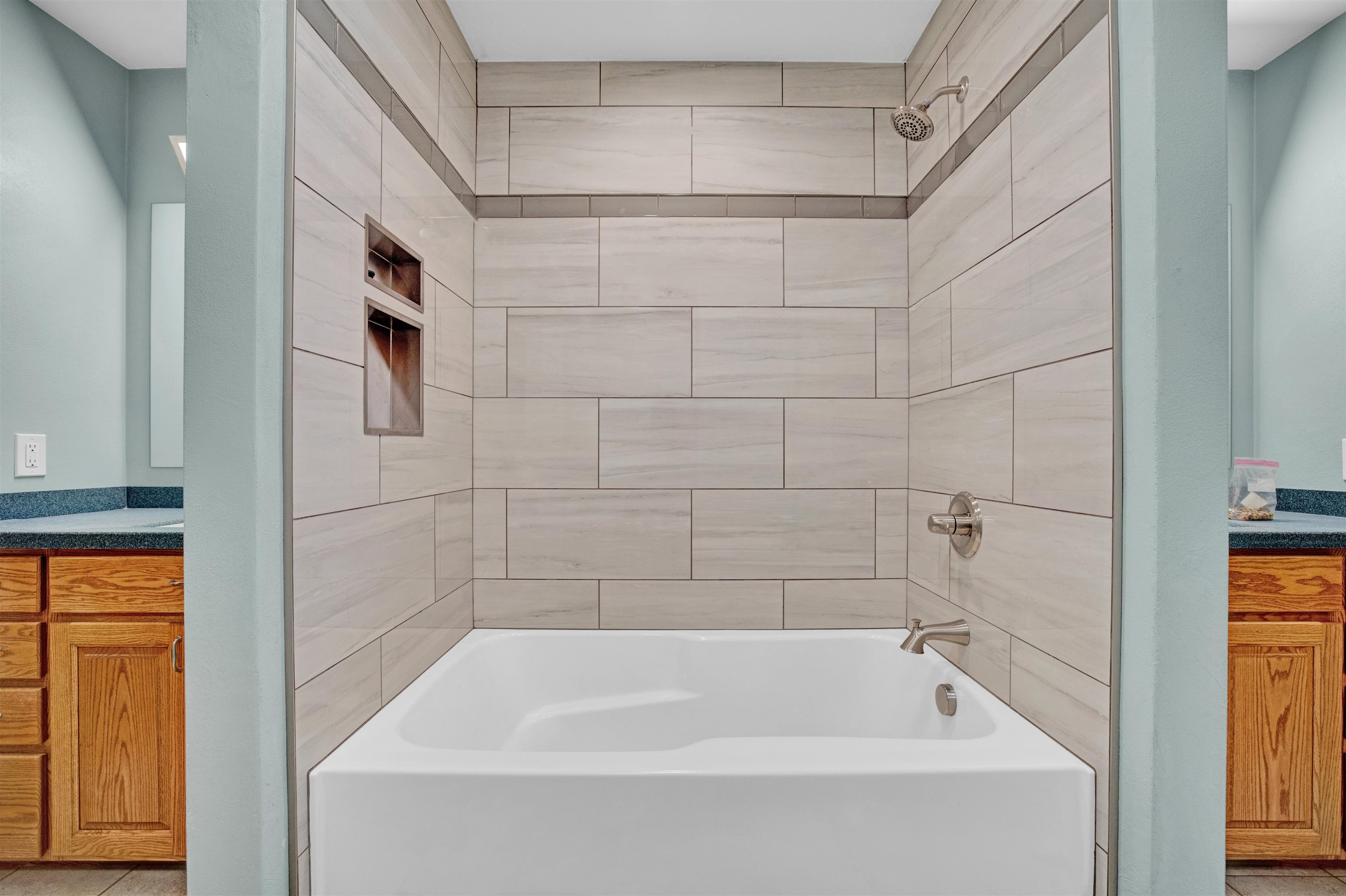 976 E Lakeside Drive