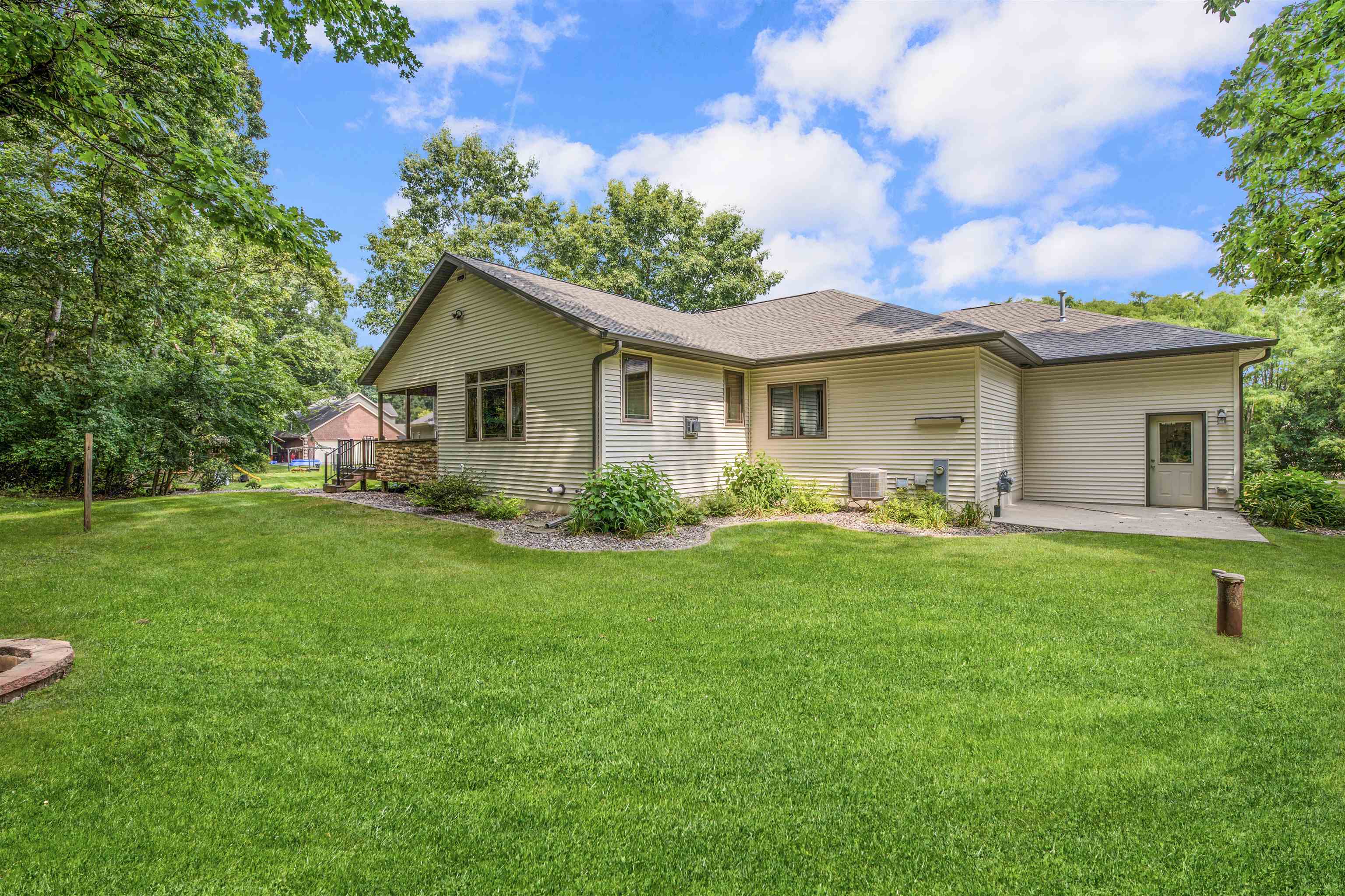 976 E Lakeside Drive