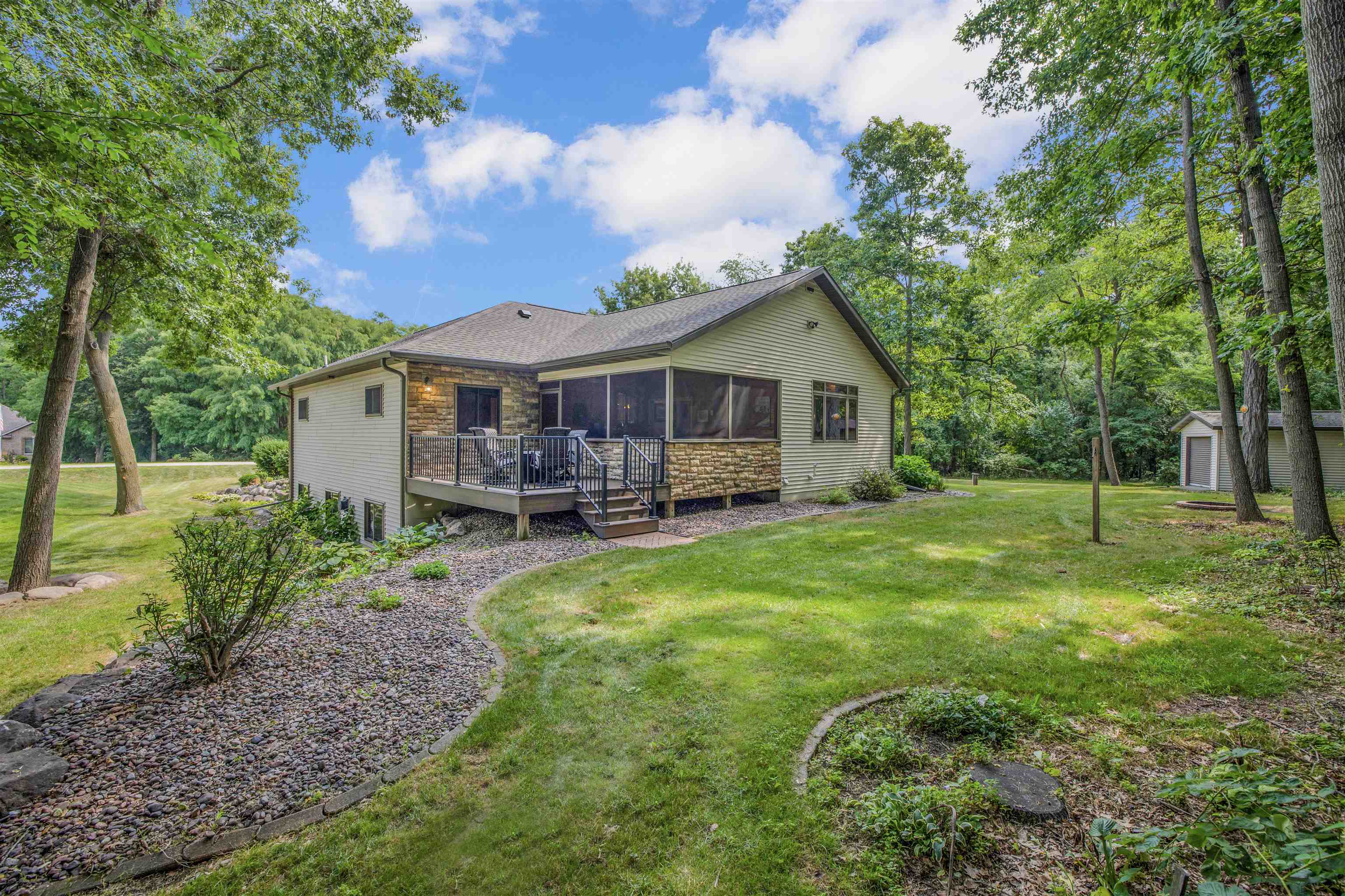 976 E Lakeside Drive