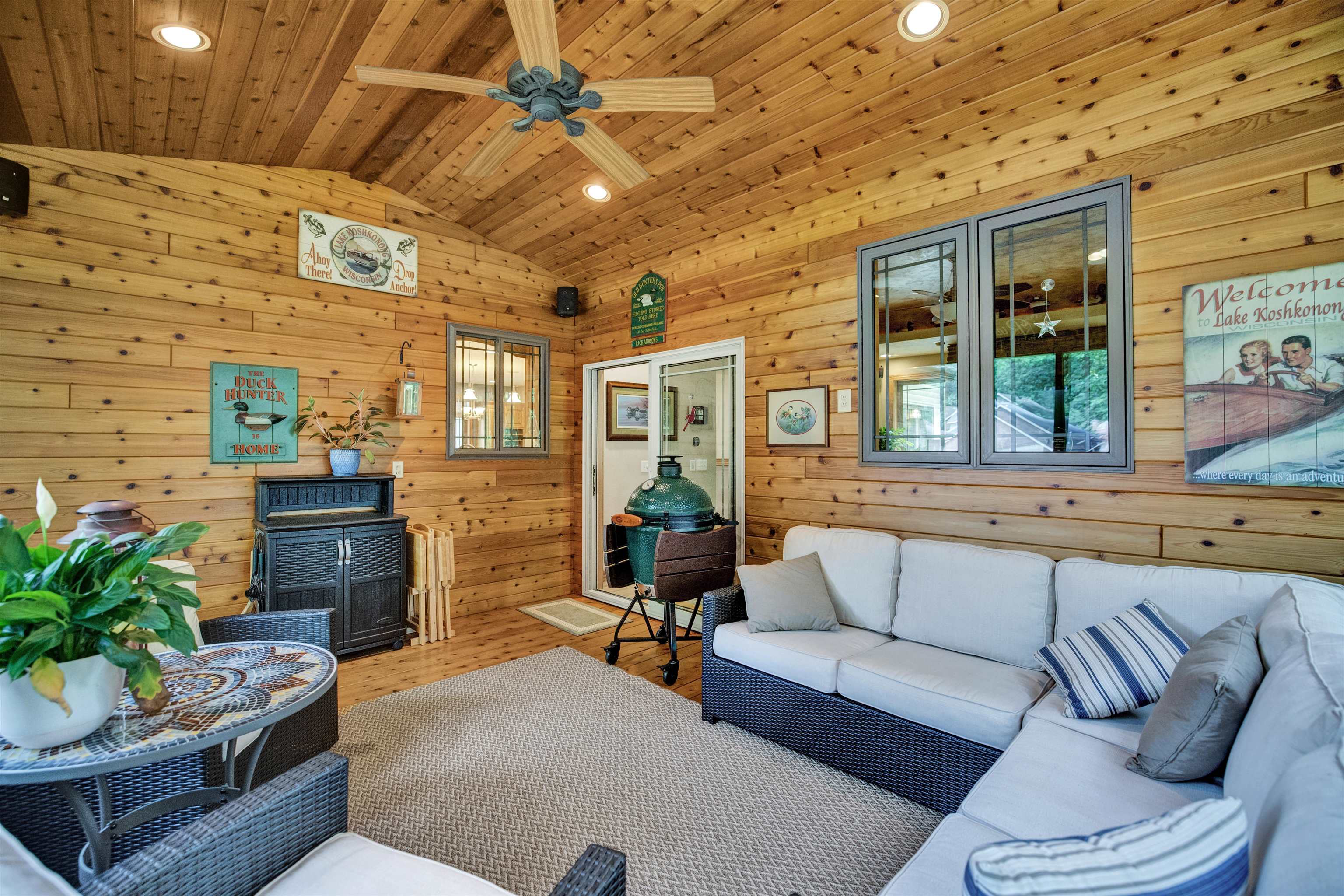 976 E Lakeside Drive