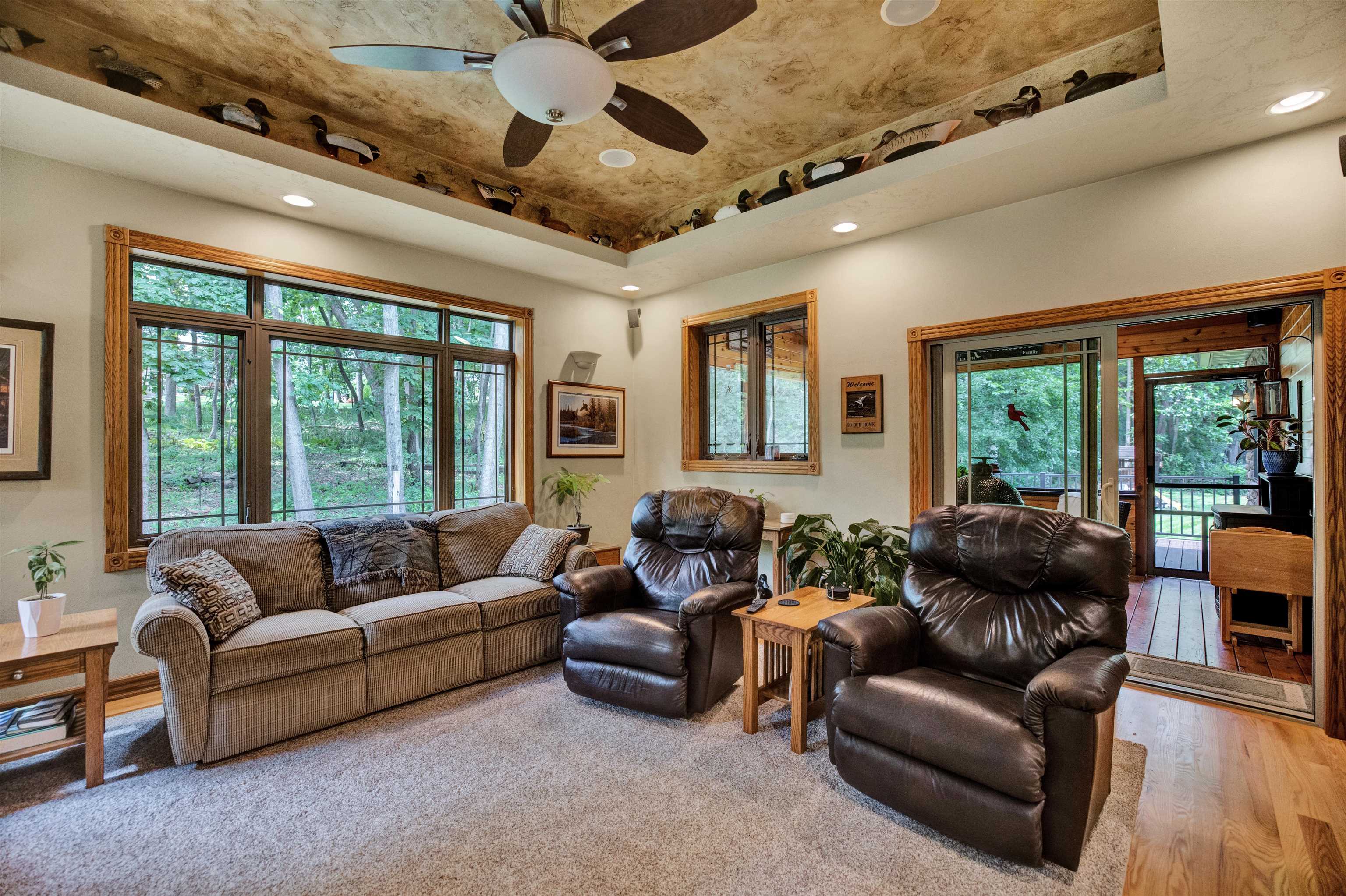 976 E Lakeside Drive