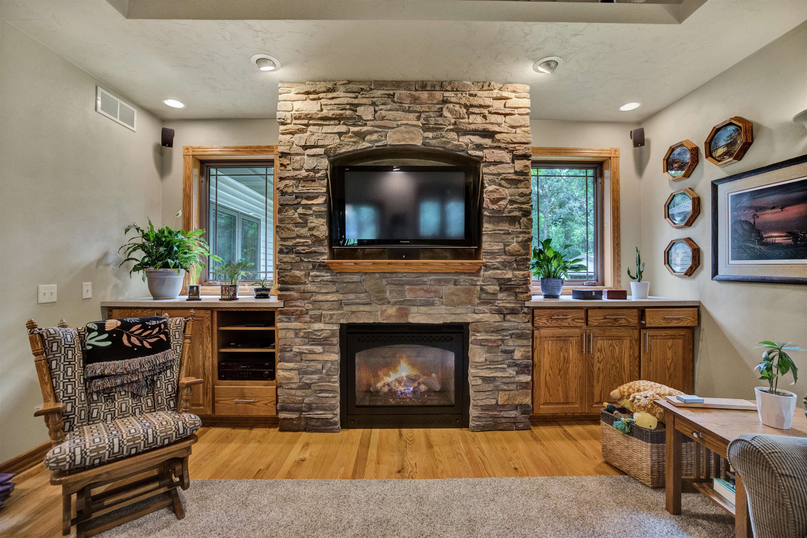 976 E Lakeside Drive