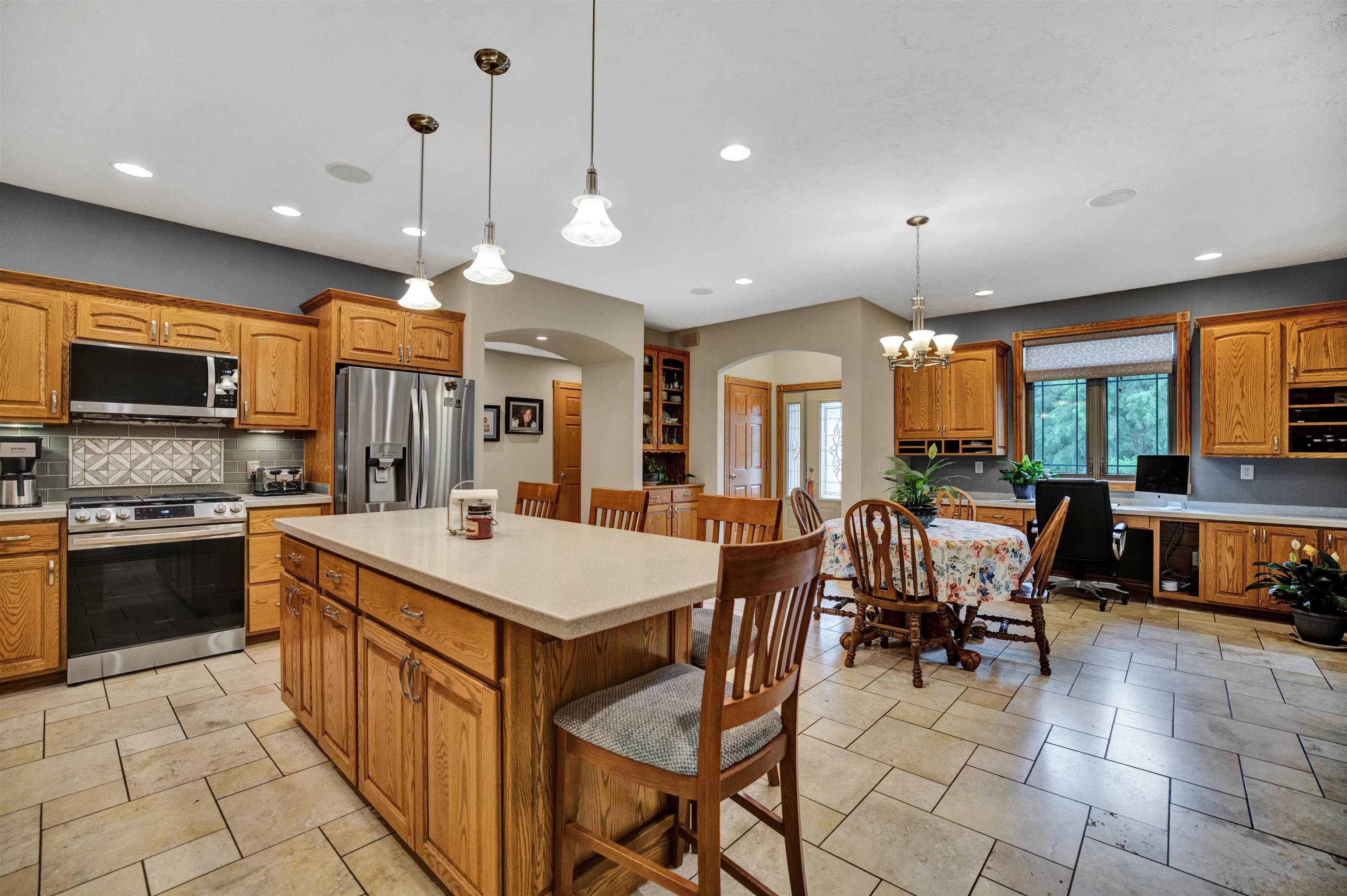 976 E Lakeside Drive