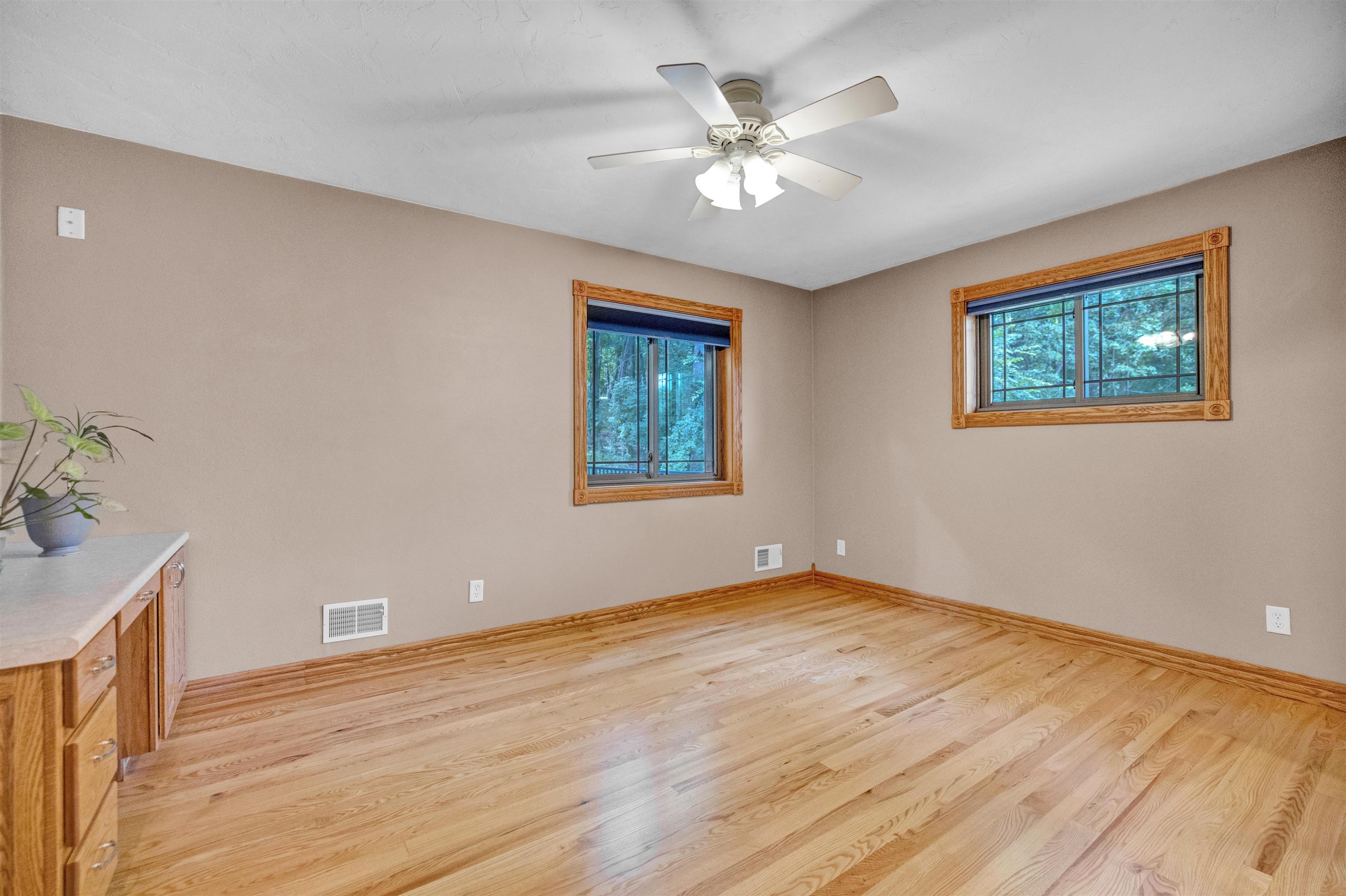 976 E Lakeside Drive