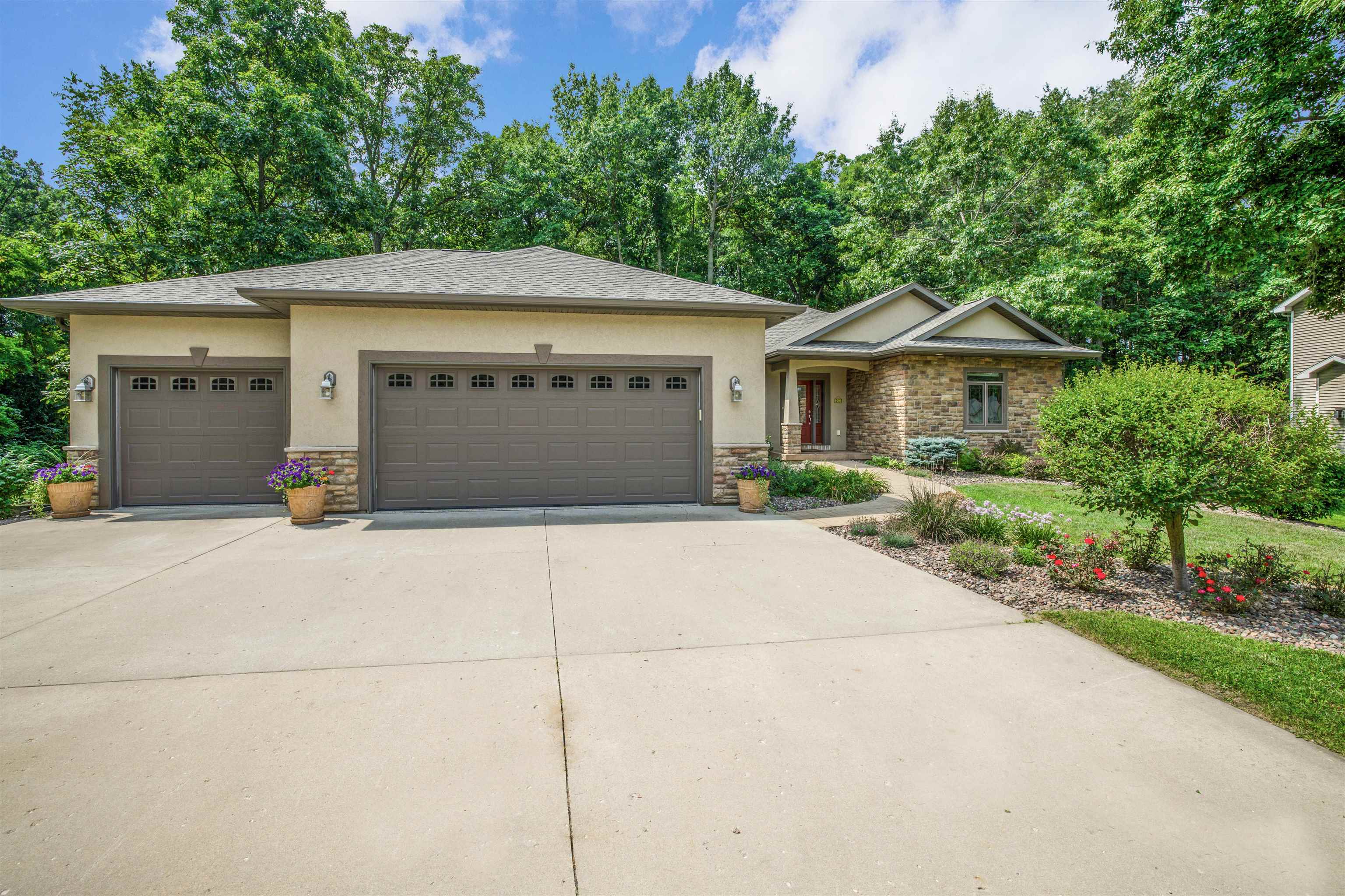 976 E Lakeside Drive