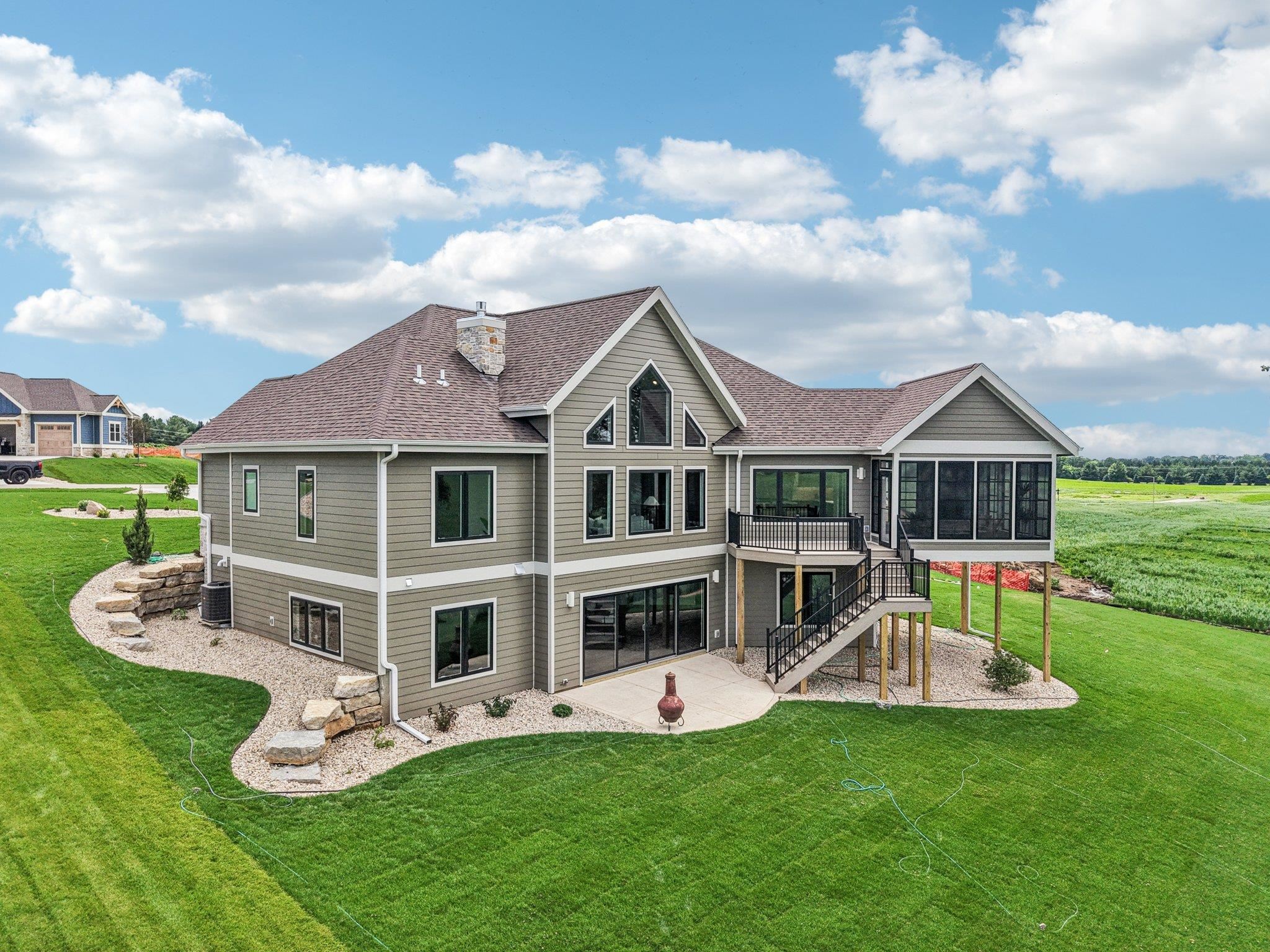 3330 Colton