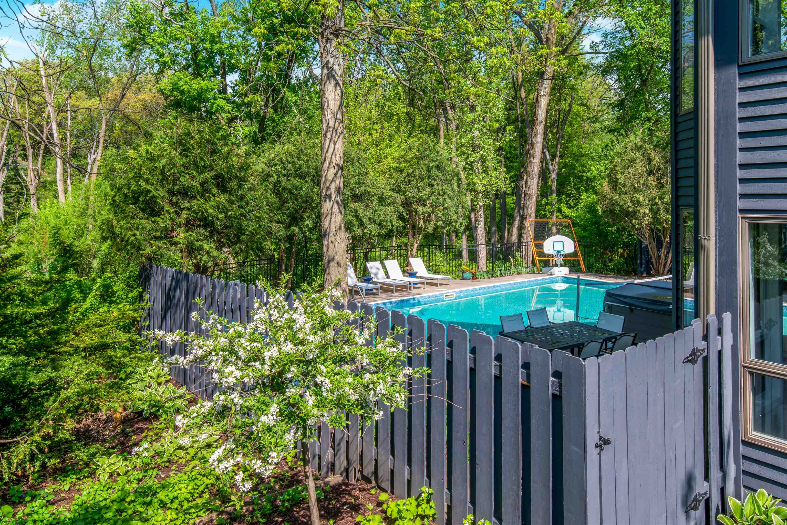 828 Tamarack Way
