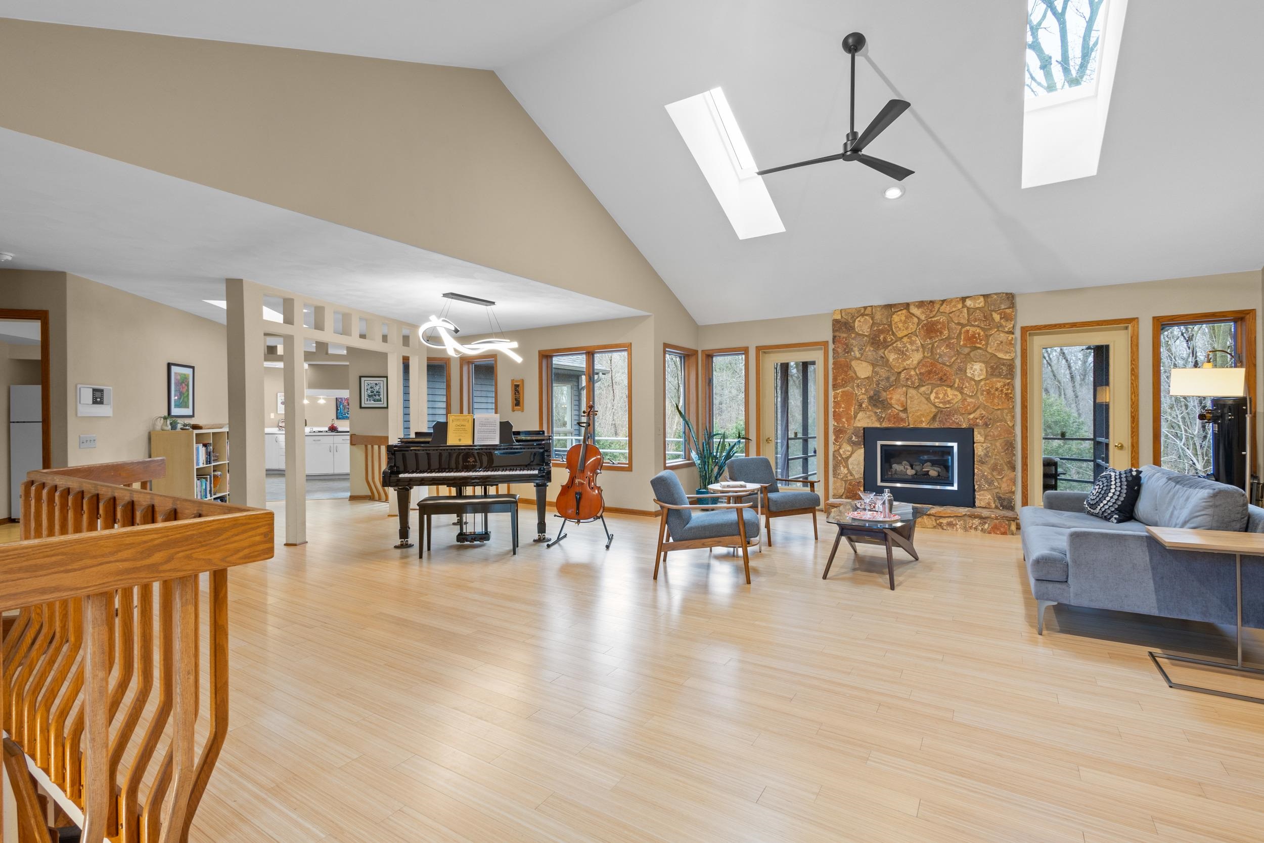 828 Tamarack Way
