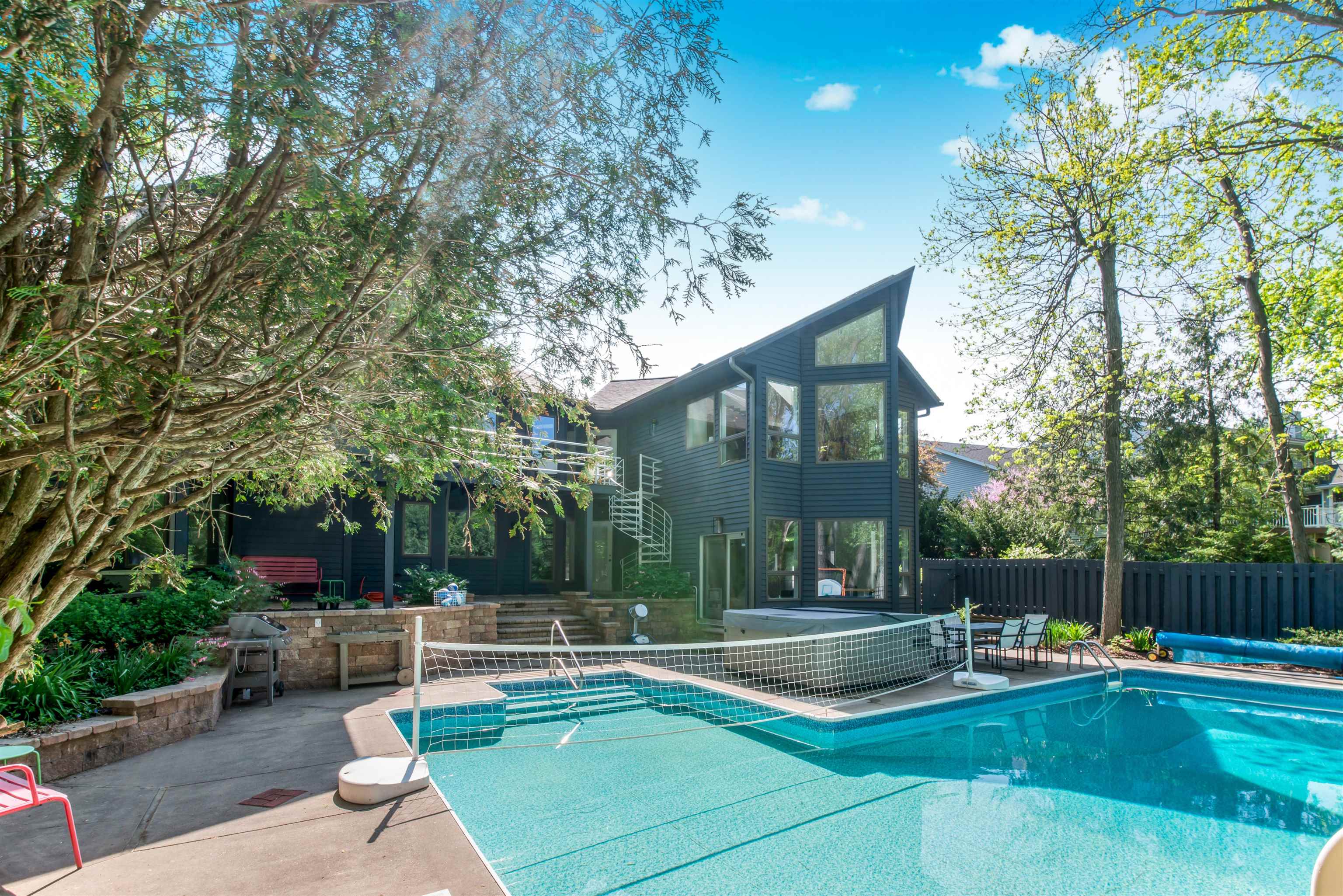 828 Tamarack Way