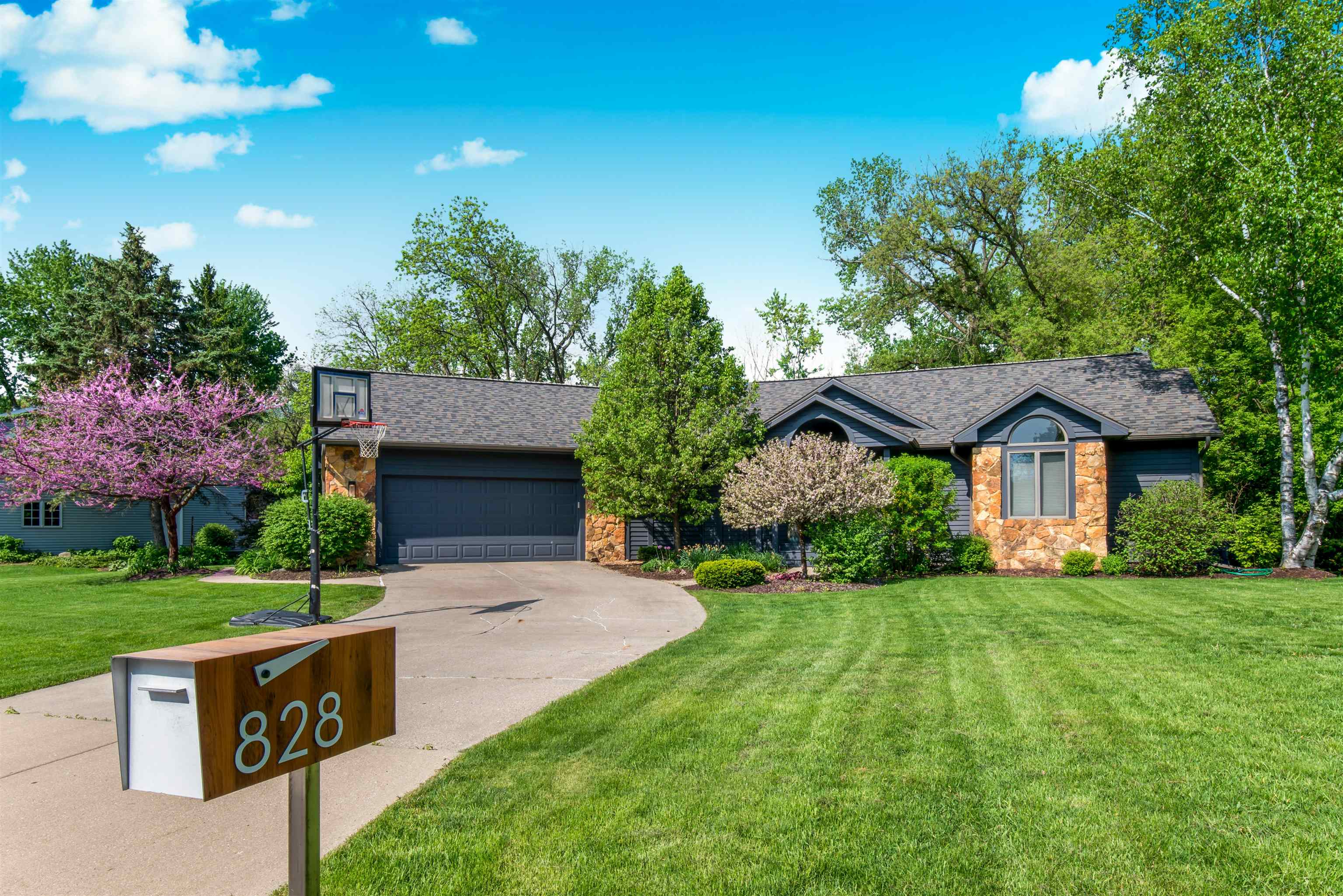 828 Tamarack Way
