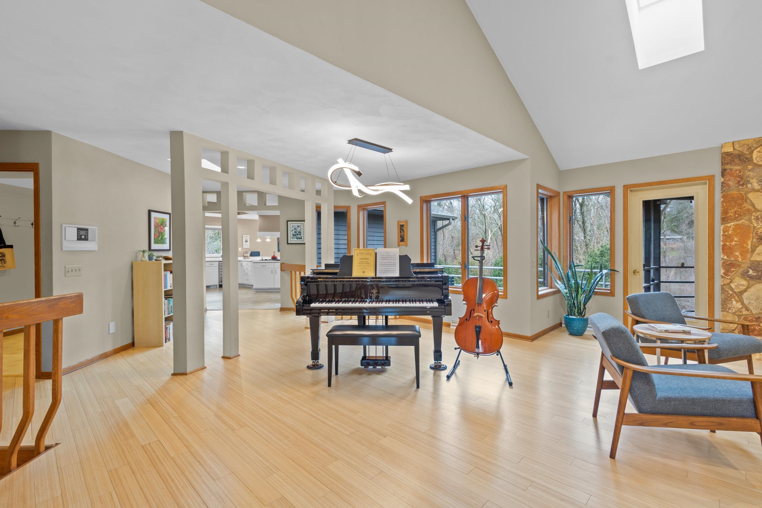 828 Tamarack Way