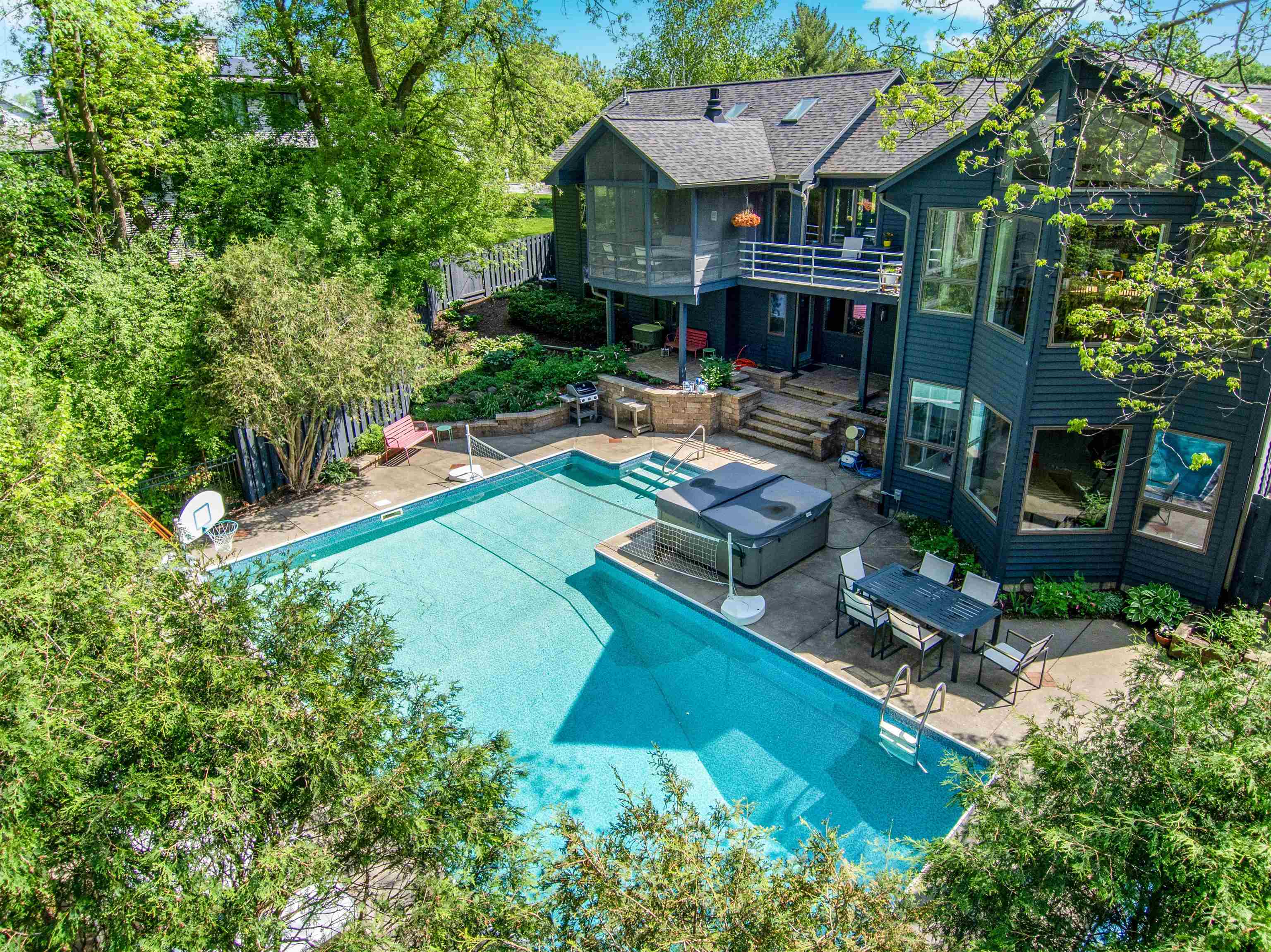 828 Tamarack Way