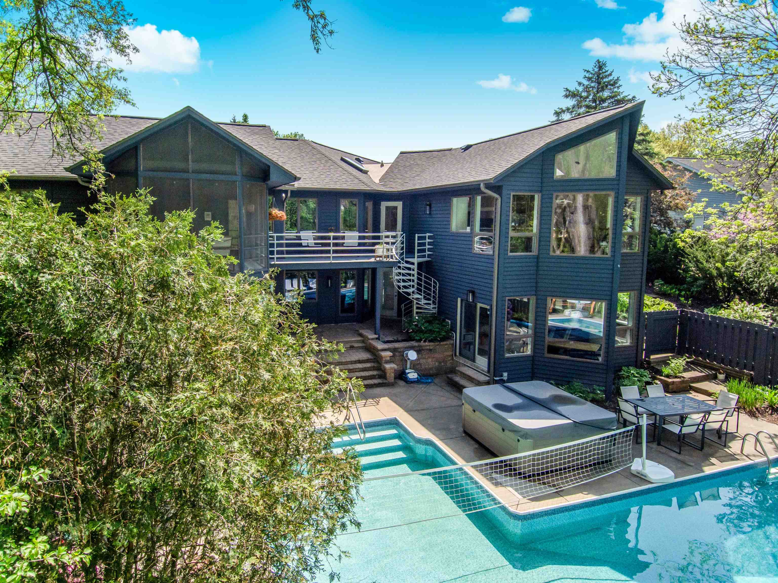 828 Tamarack Way