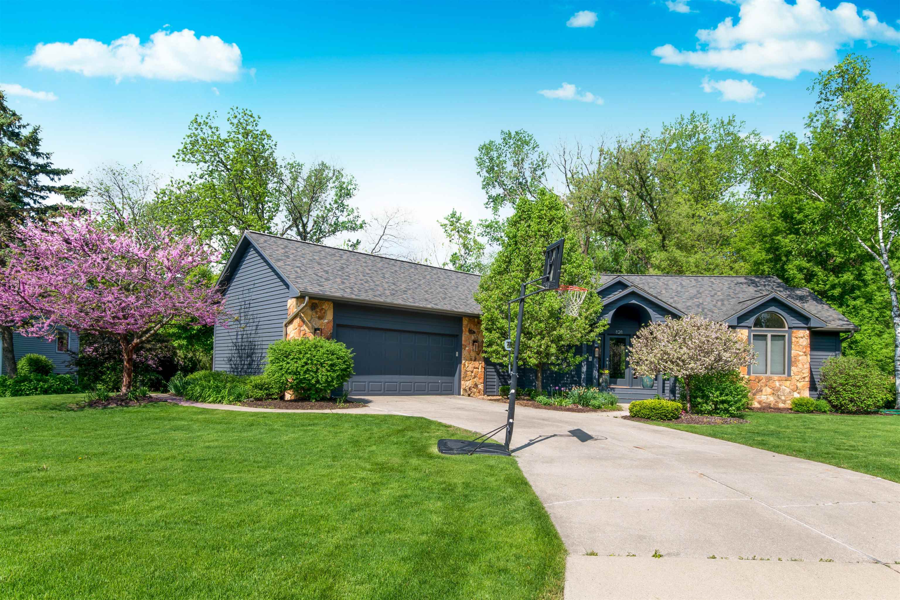828 Tamarack Way