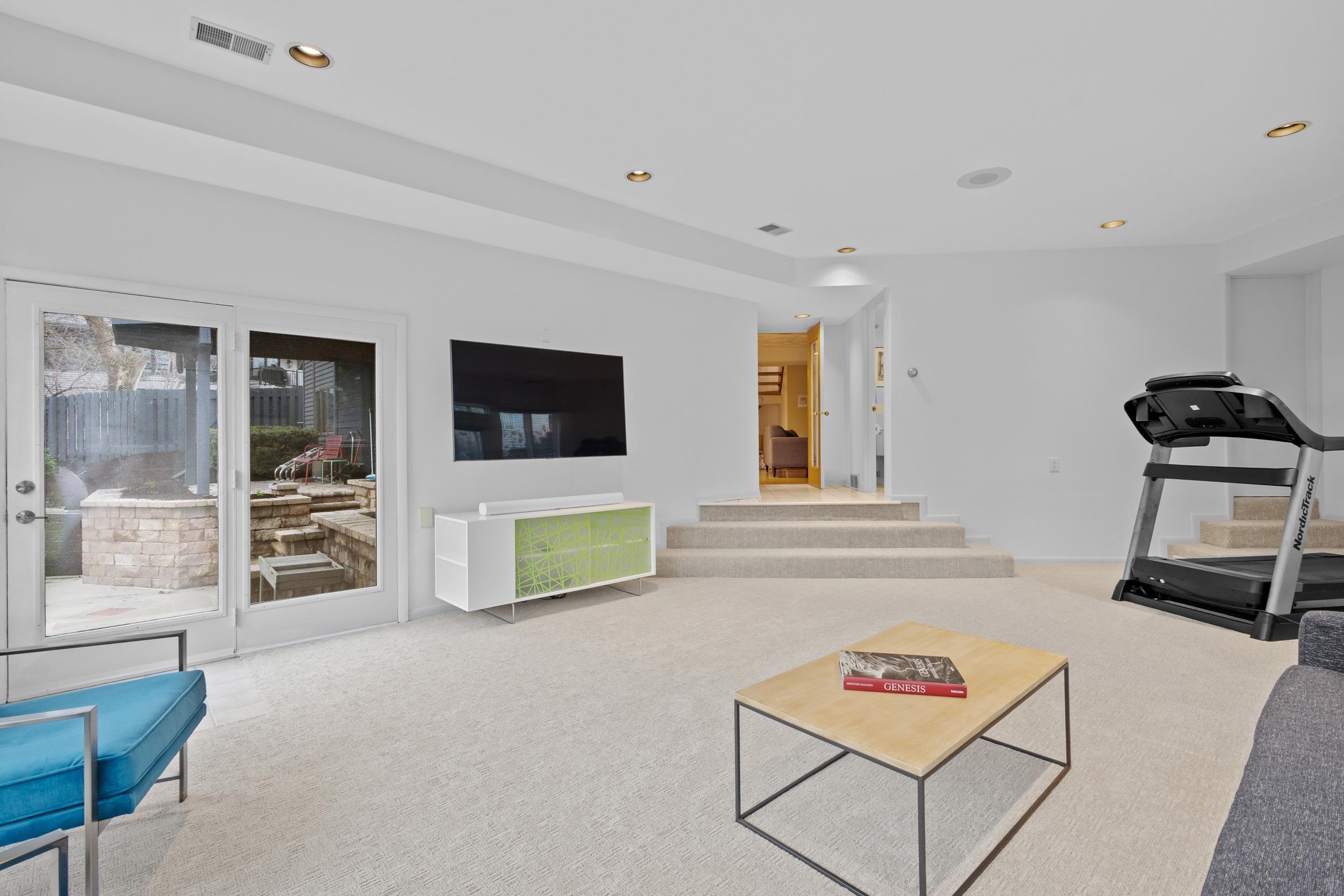 828 Tamarack Way