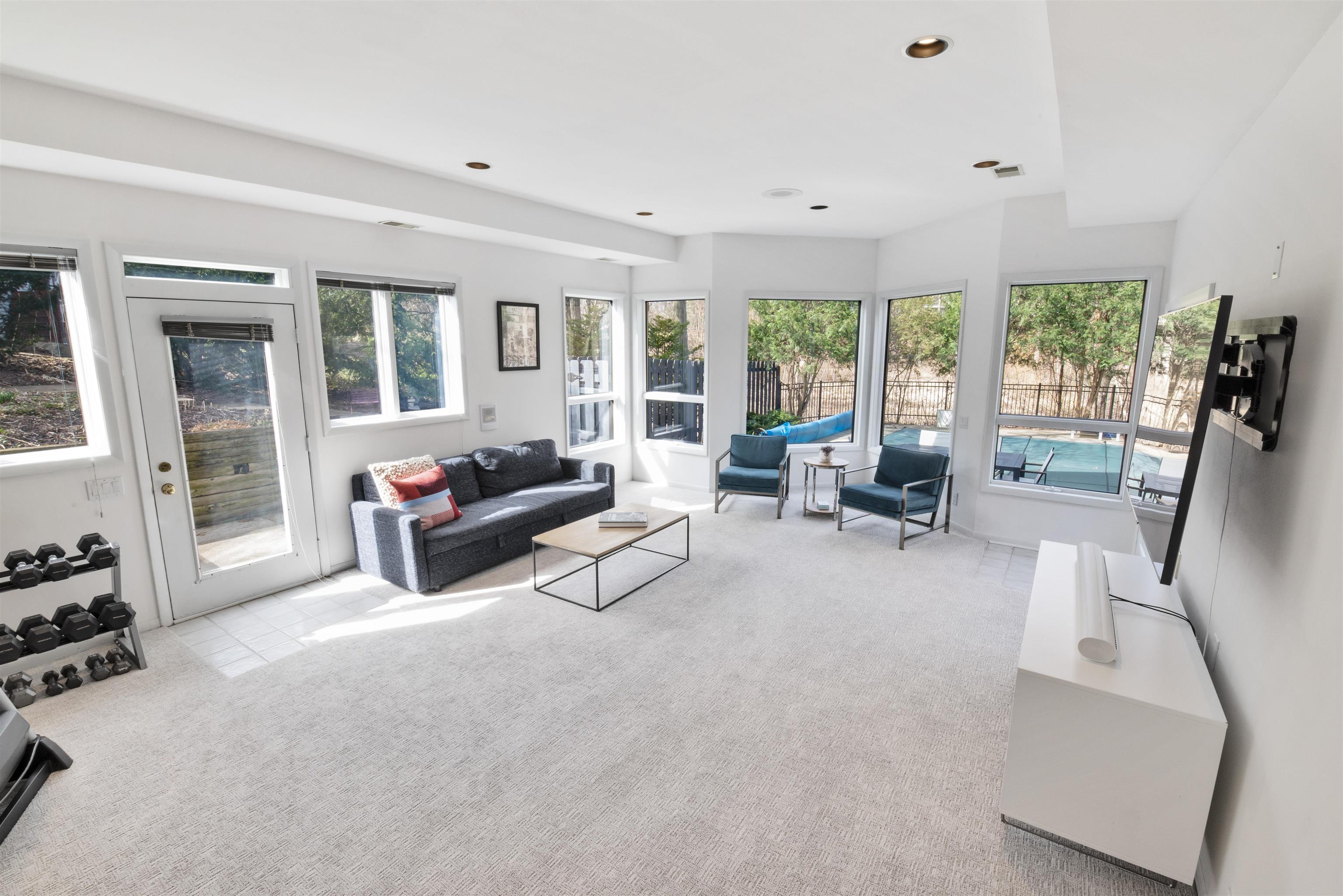 828 Tamarack Way