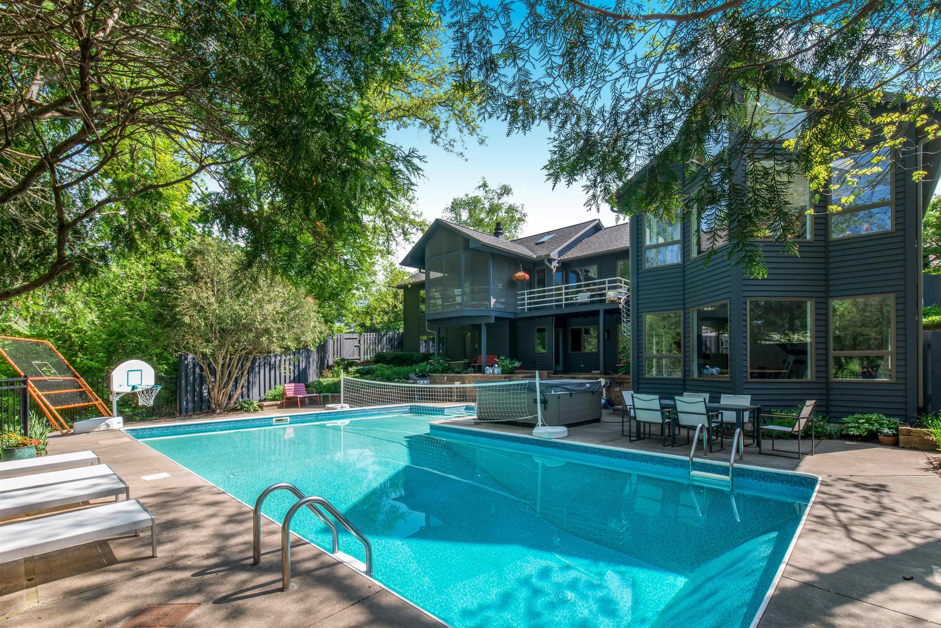 828 Tamarack Way