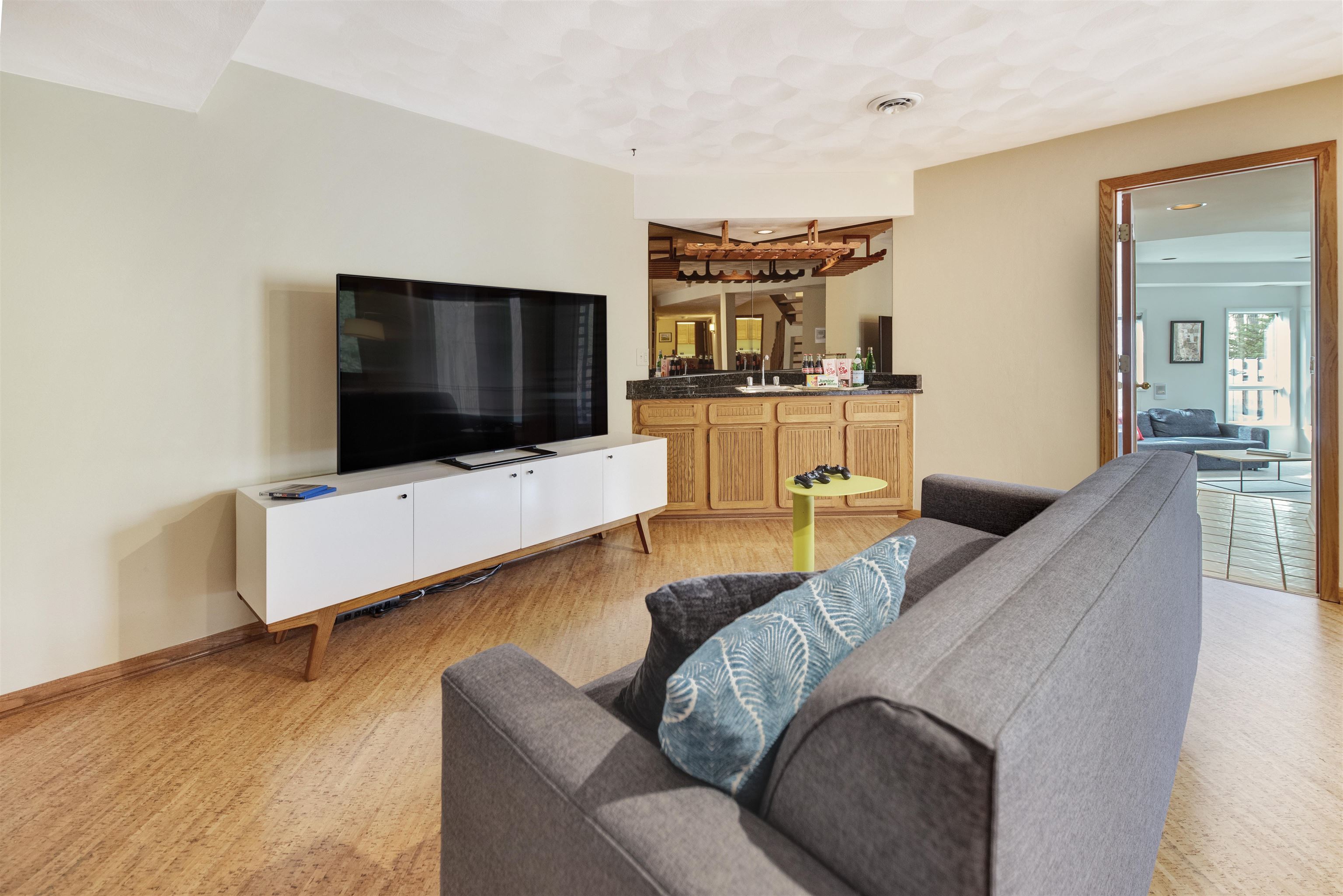 828 Tamarack Way