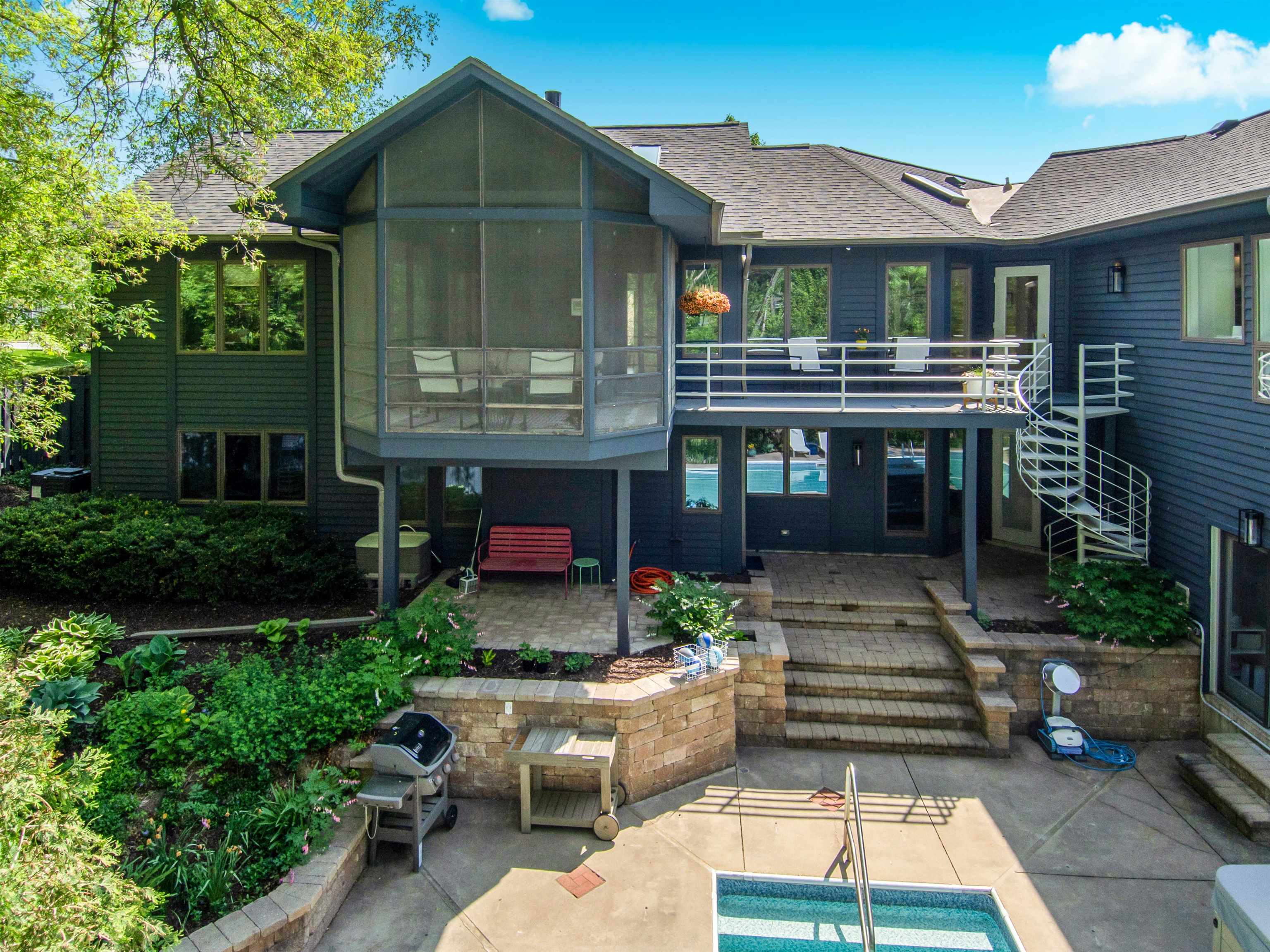 828 Tamarack Way