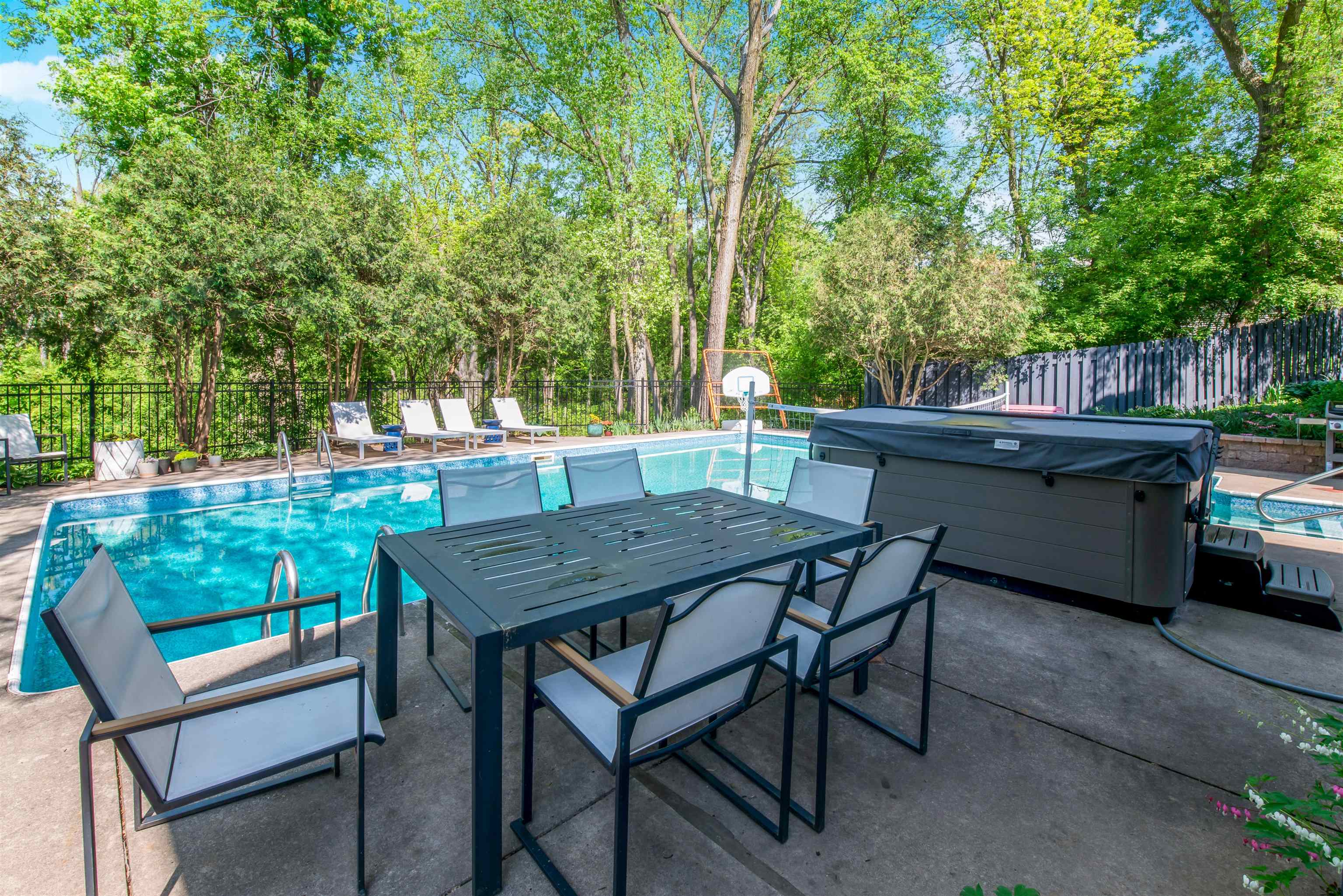 828 Tamarack Way