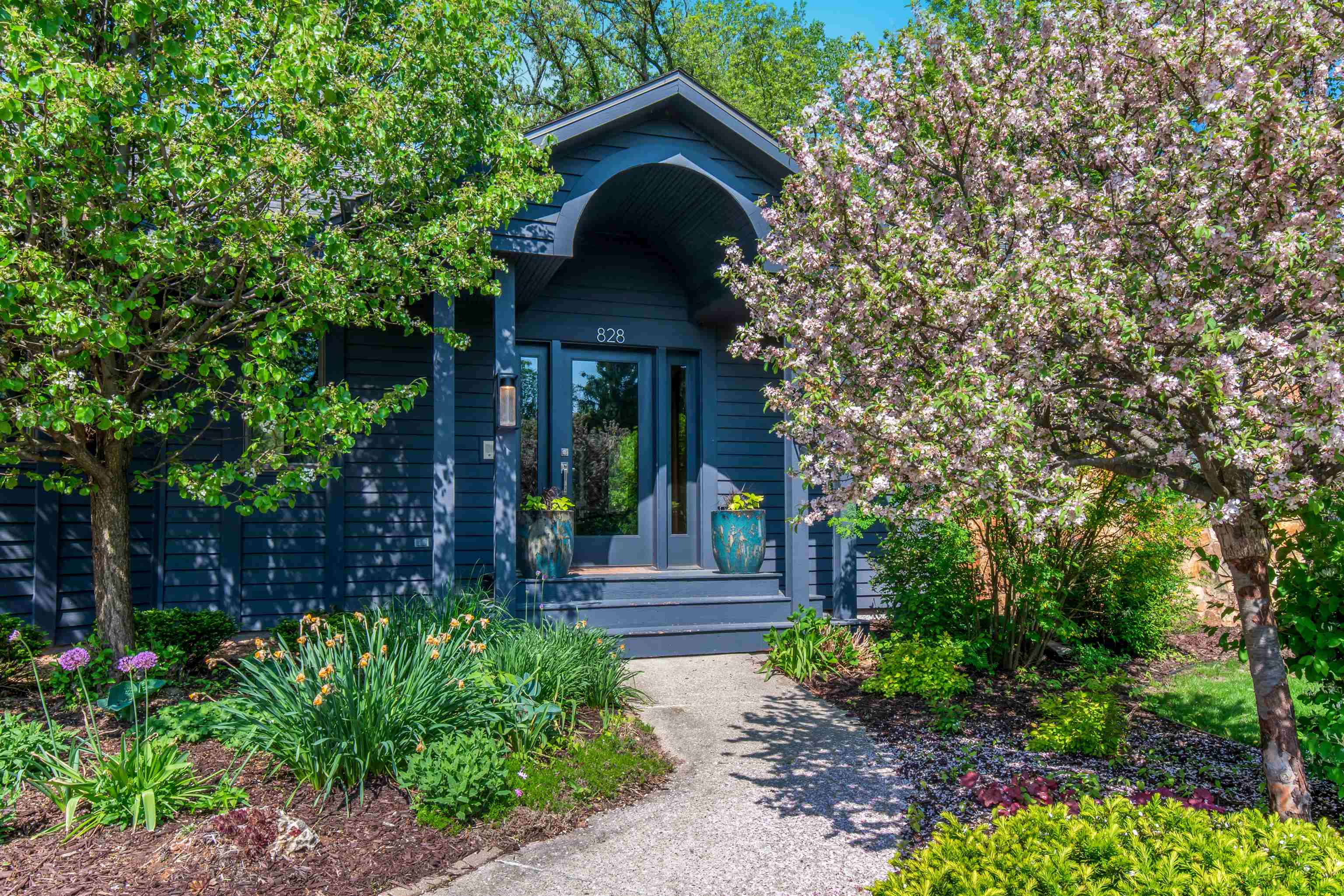 828 Tamarack Way