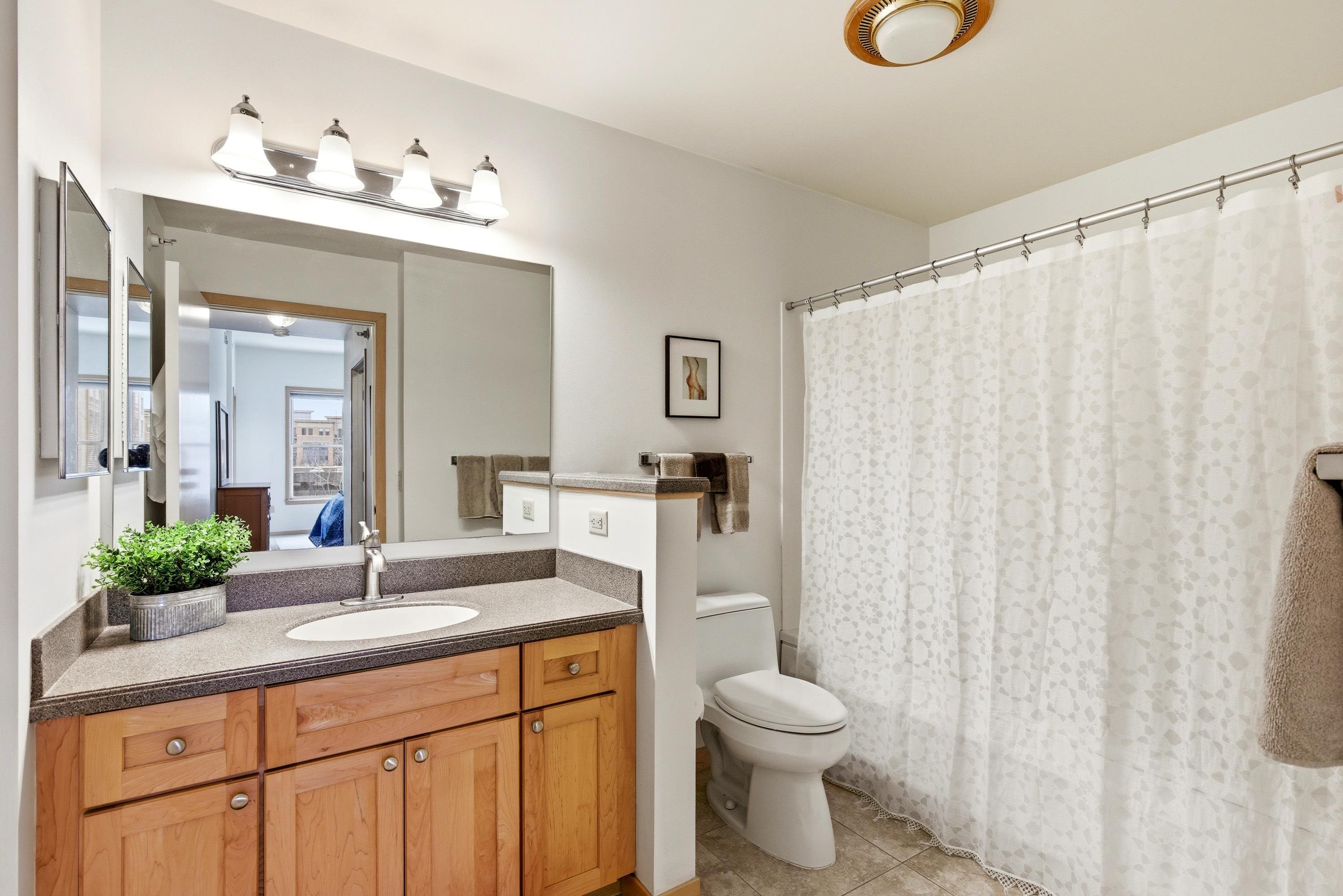 360 W Washington Avenue Unit: 403