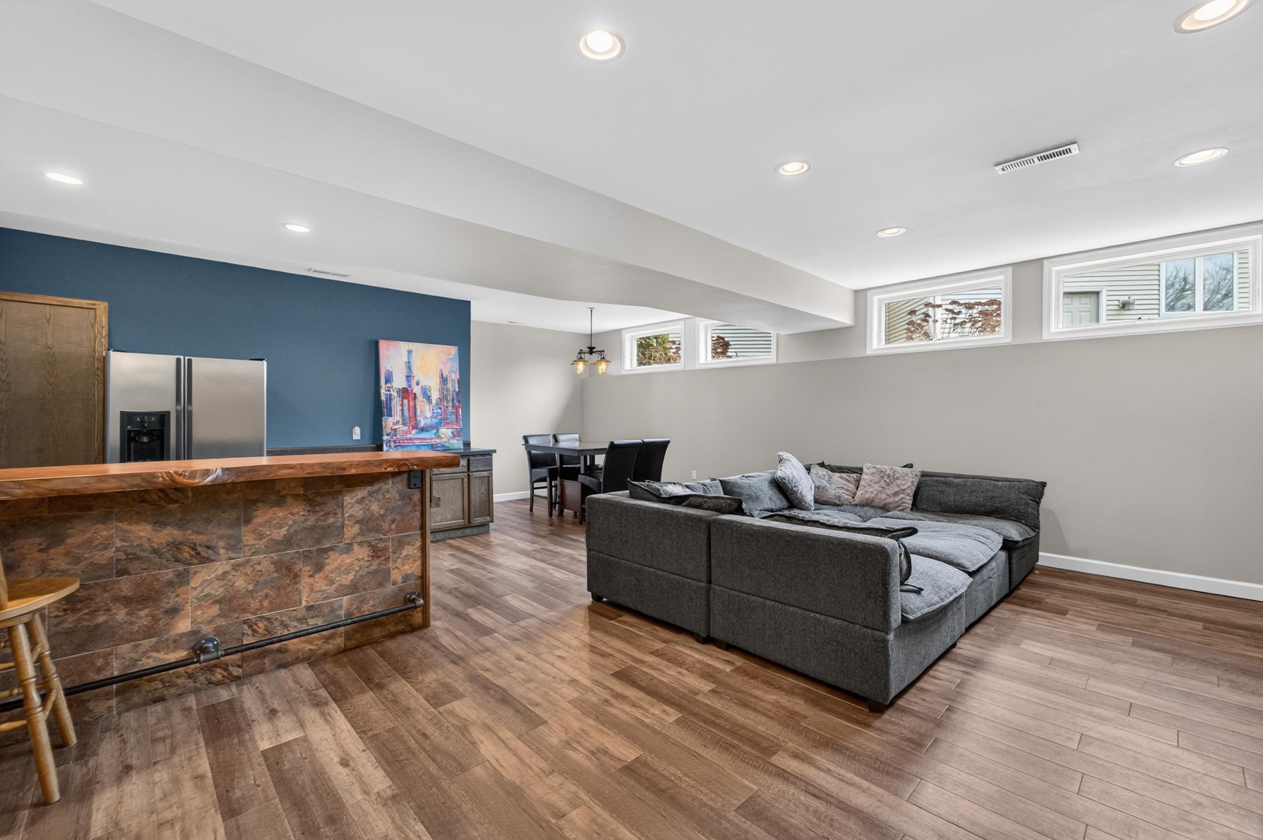 609 S Meadowbrook Lane