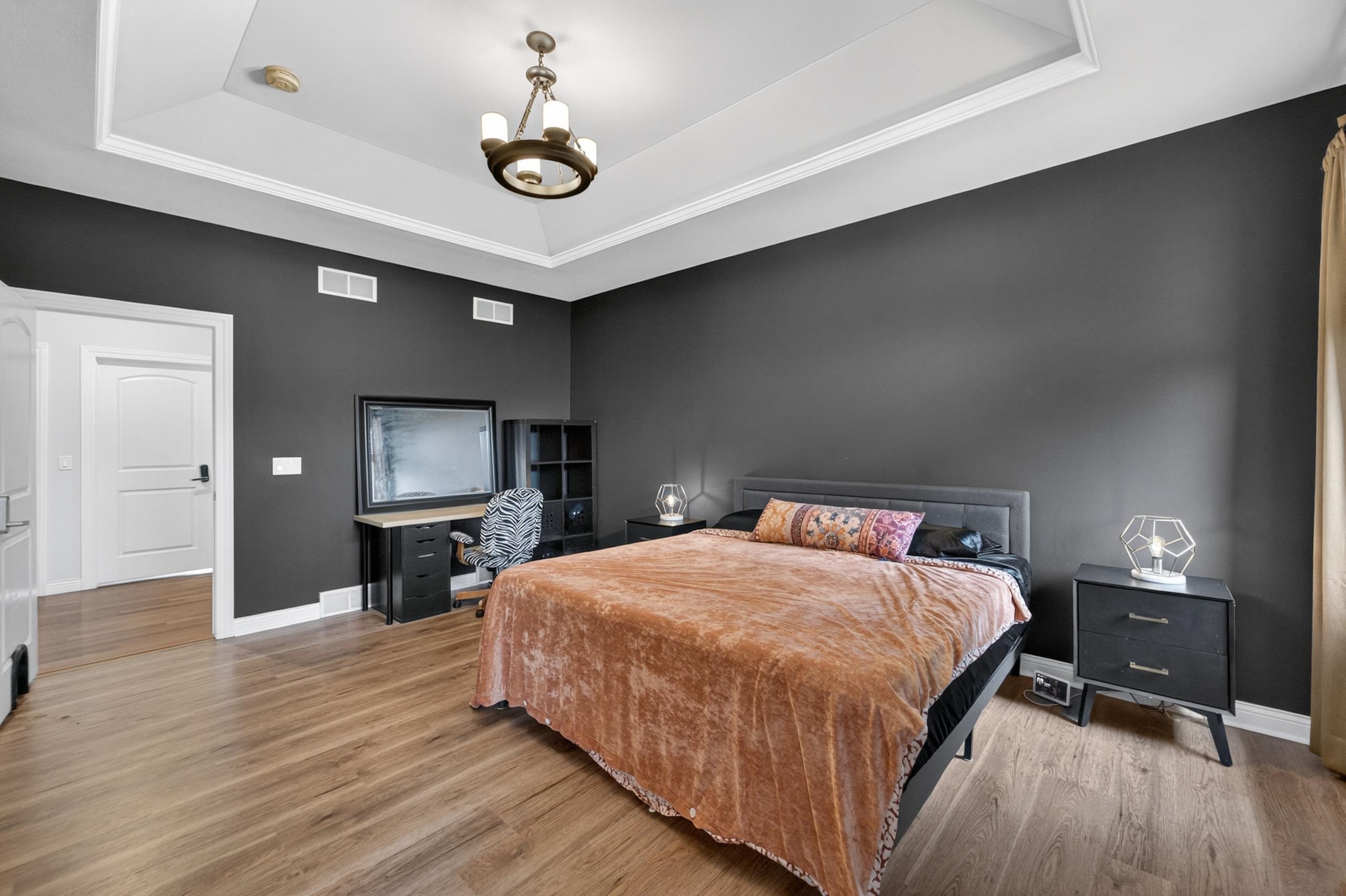 609 S Meadowbrook Lane