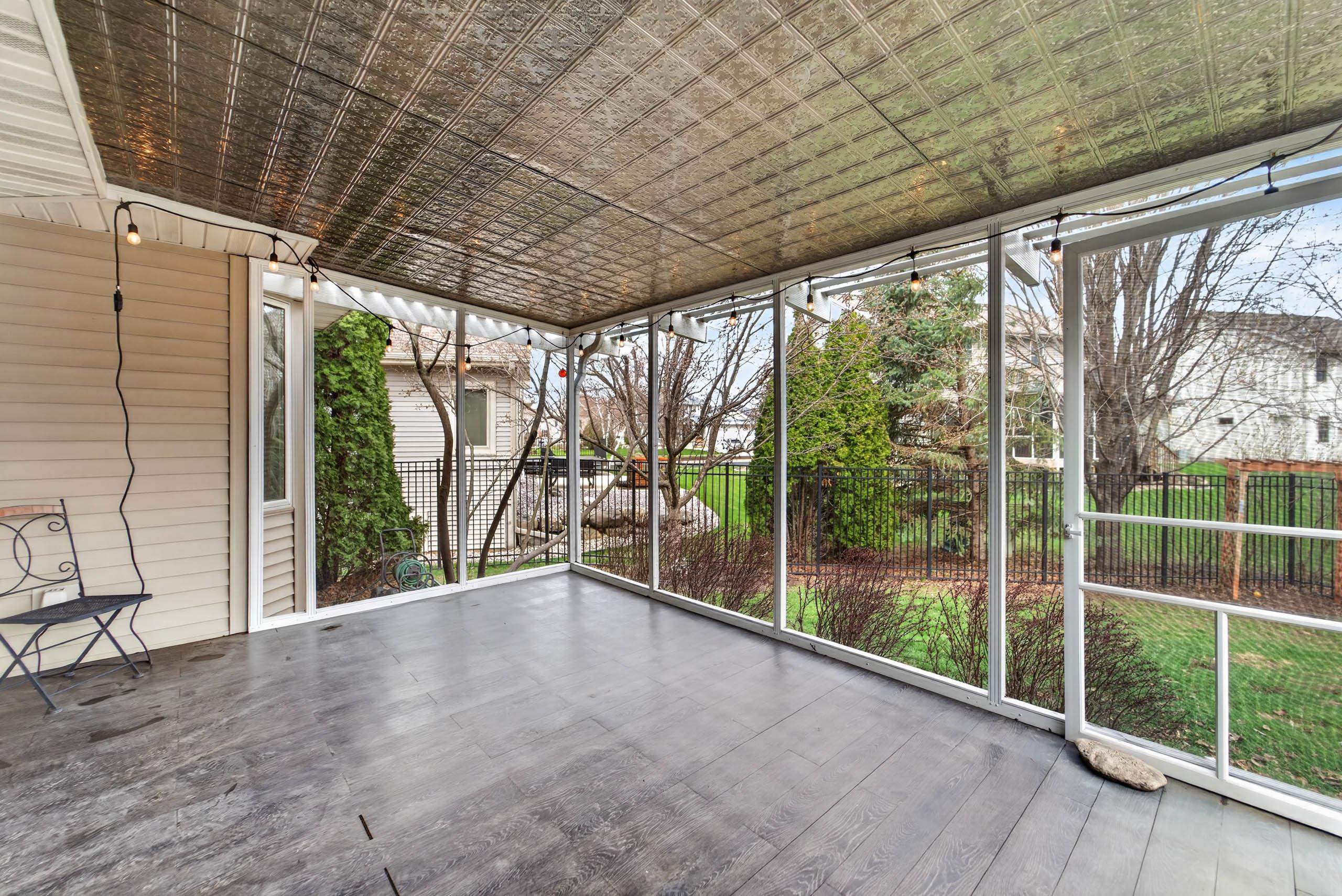 609 S Meadowbrook Lane