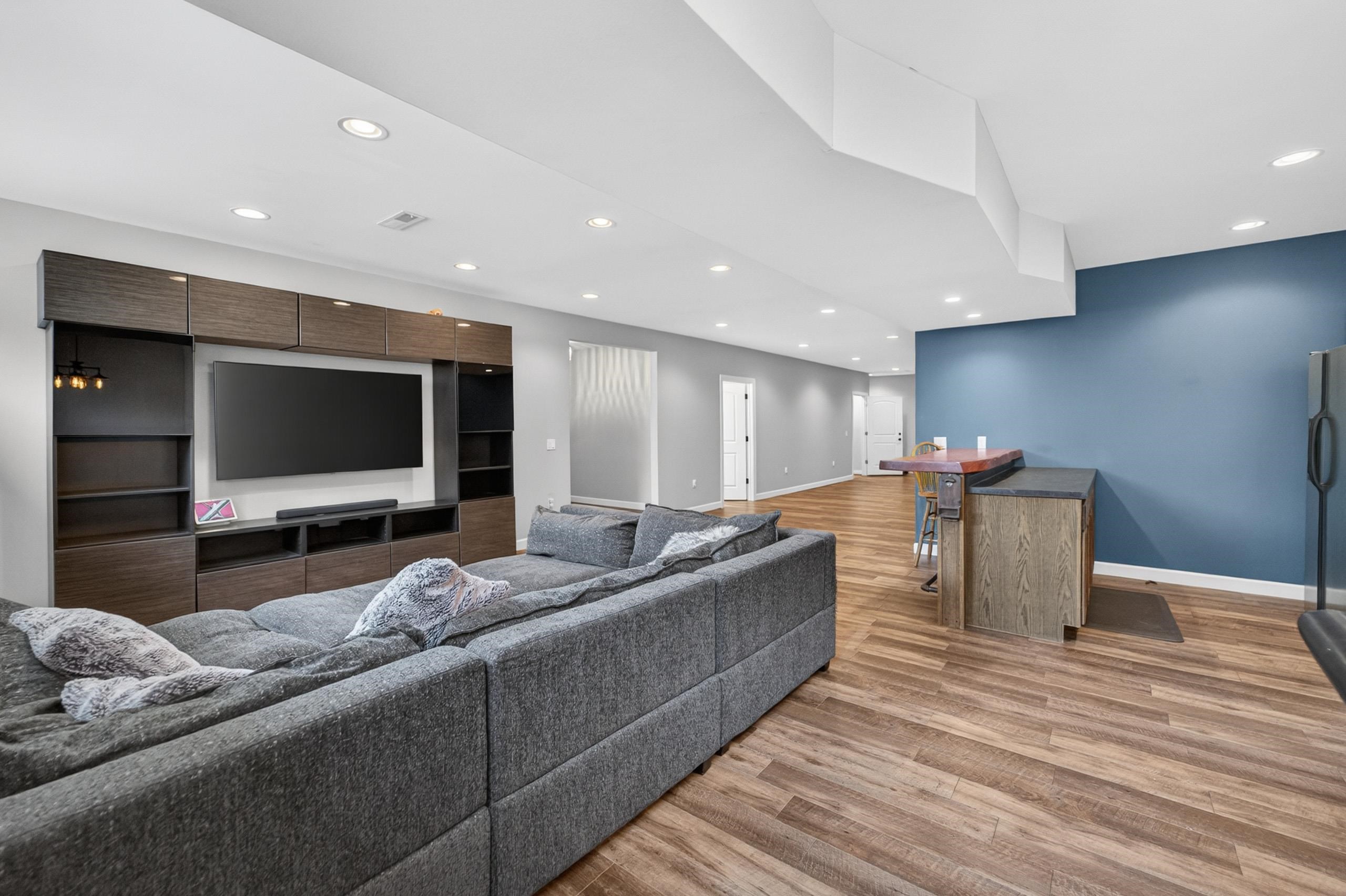 609 S Meadowbrook Lane