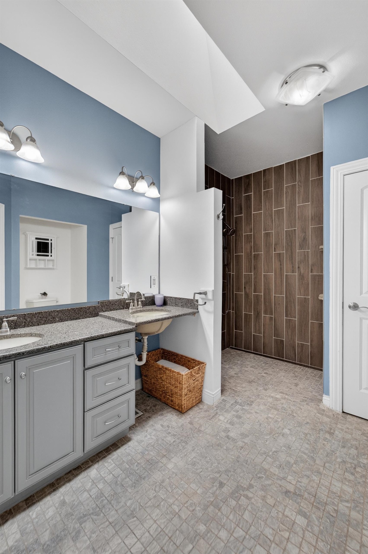 609 S Meadowbrook Lane