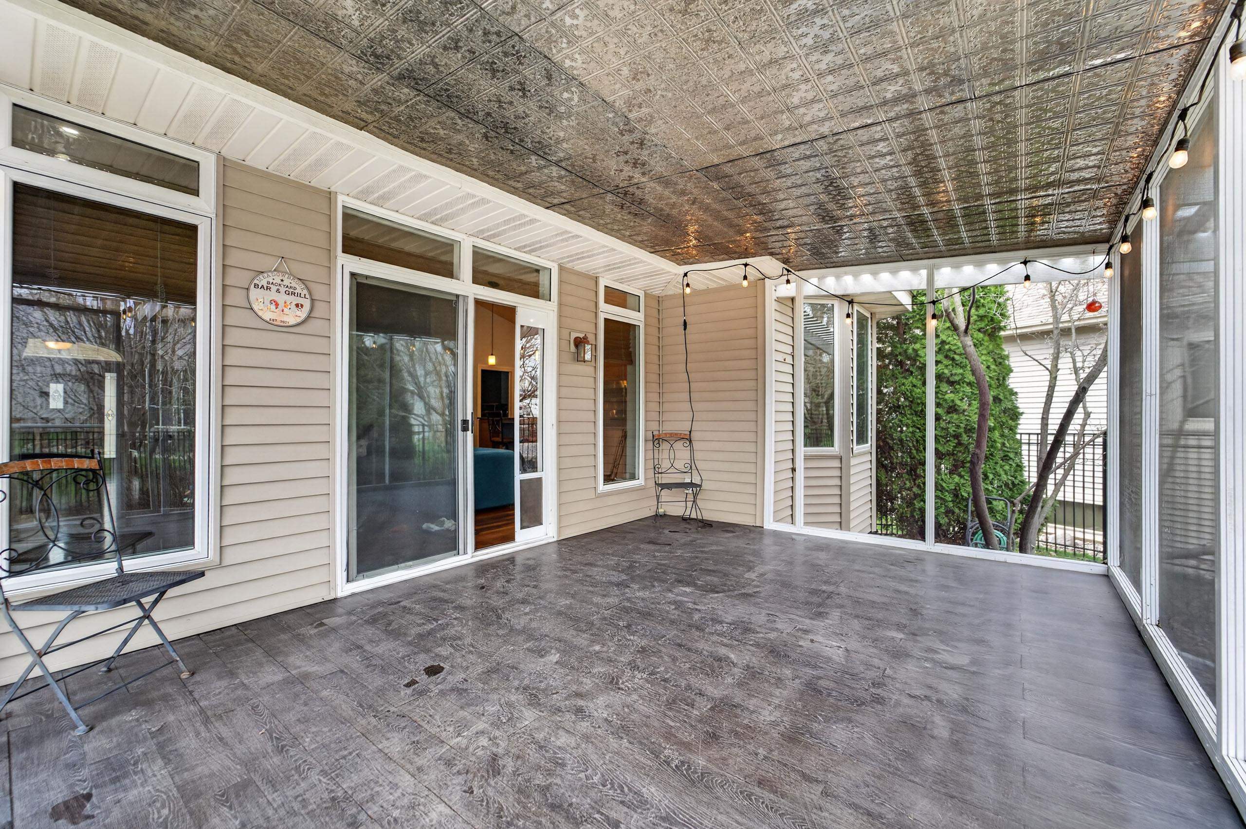 609 S Meadowbrook Lane