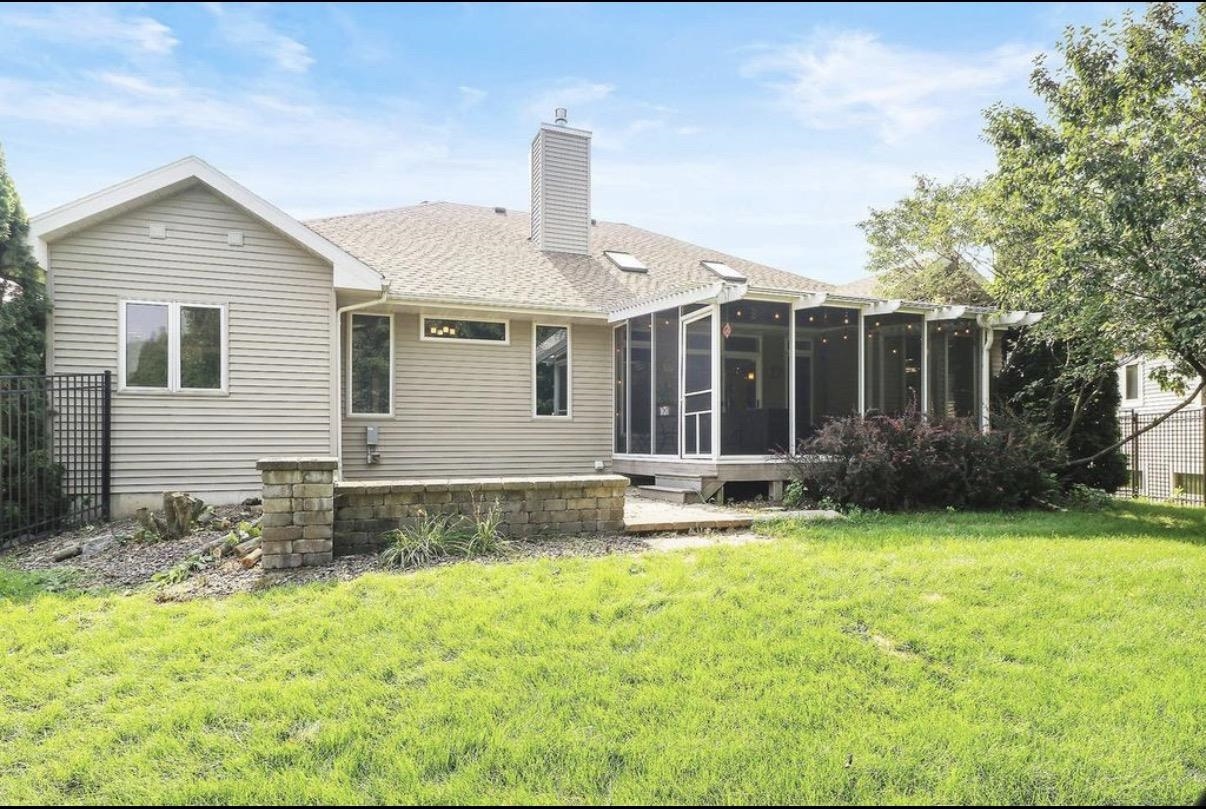 609 S Meadowbrook Lane