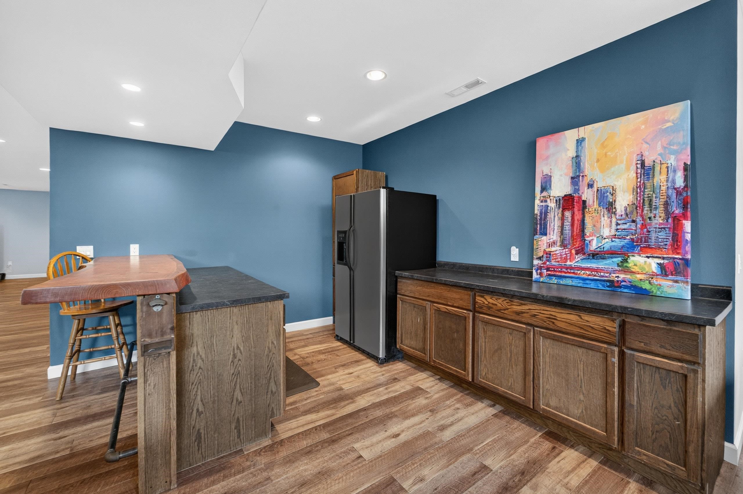 609 S Meadowbrook Lane