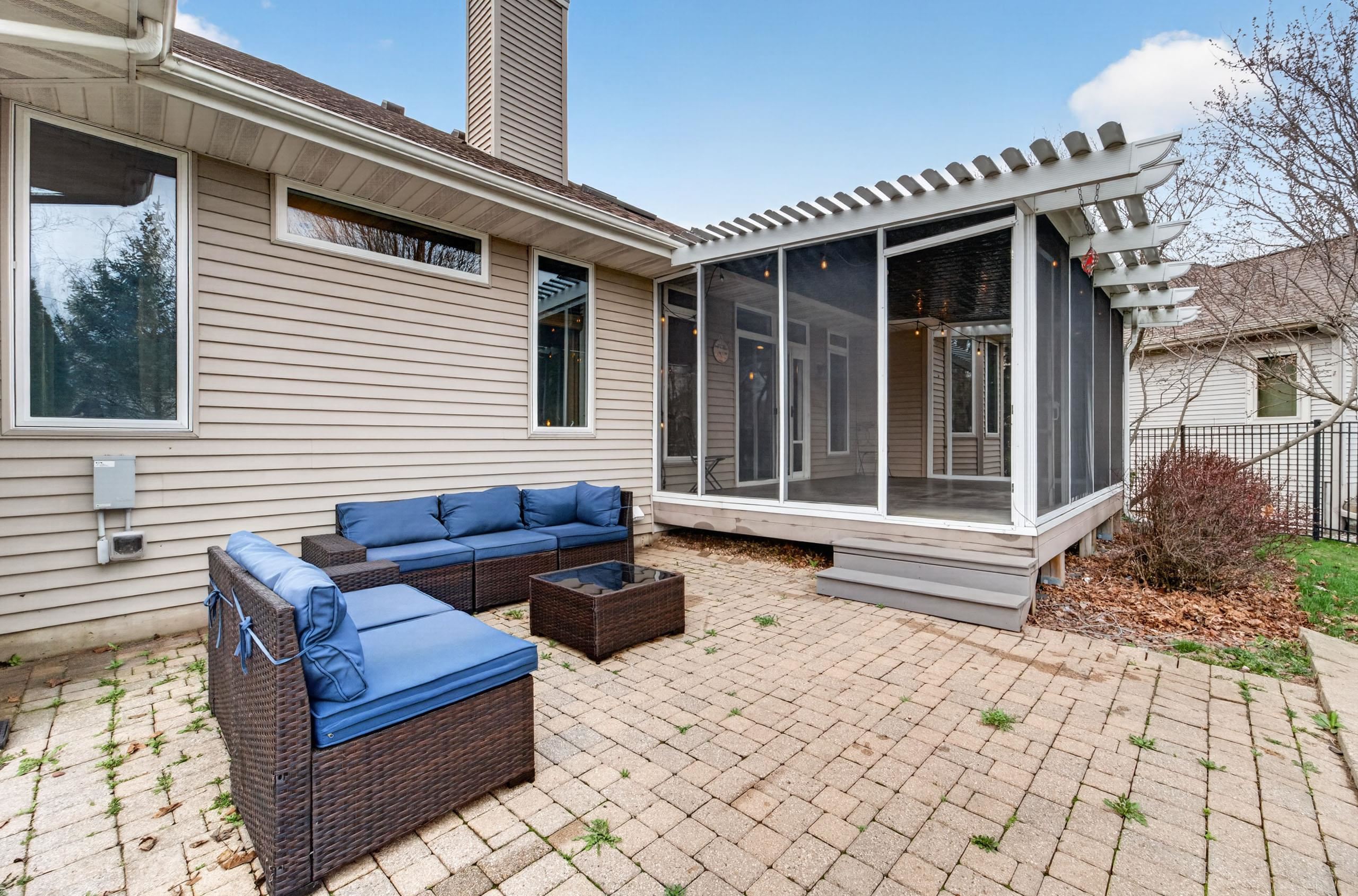 609 S Meadowbrook Lane