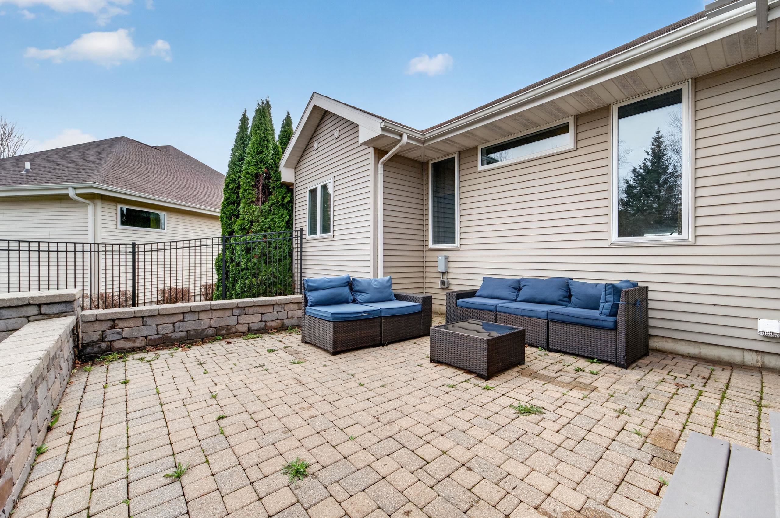 609 S Meadowbrook Lane