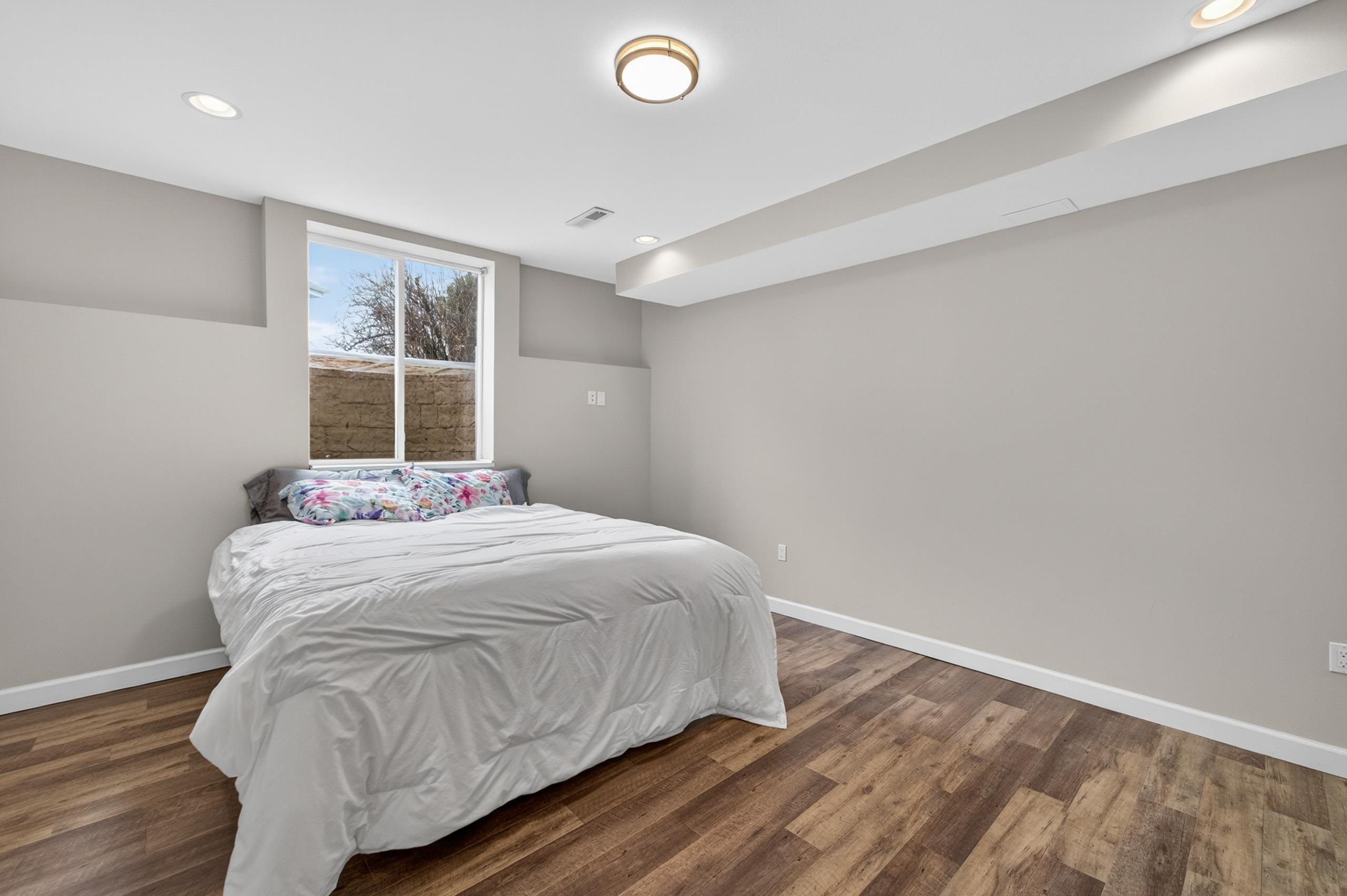 609 S Meadowbrook Lane