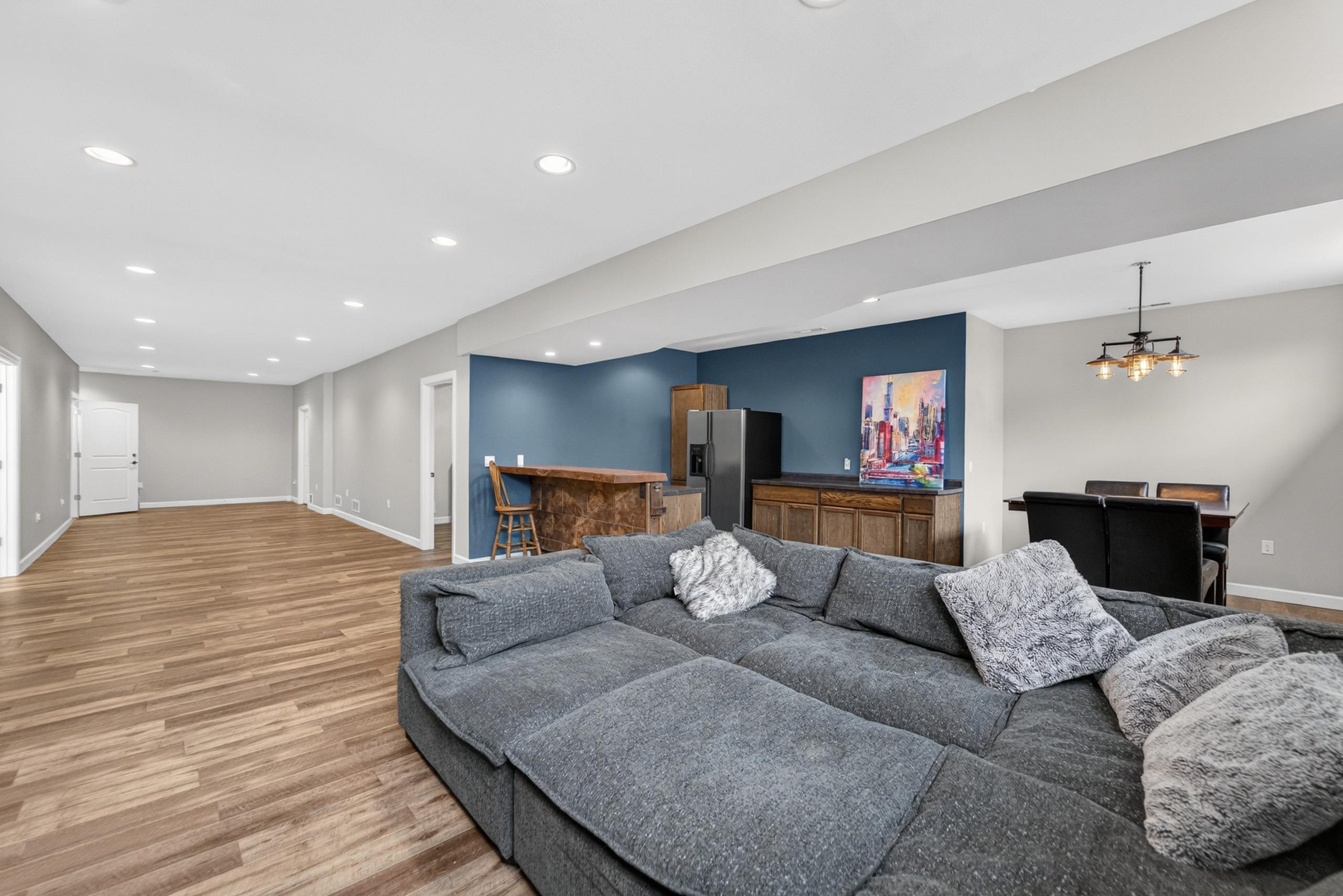 609 S Meadowbrook Lane