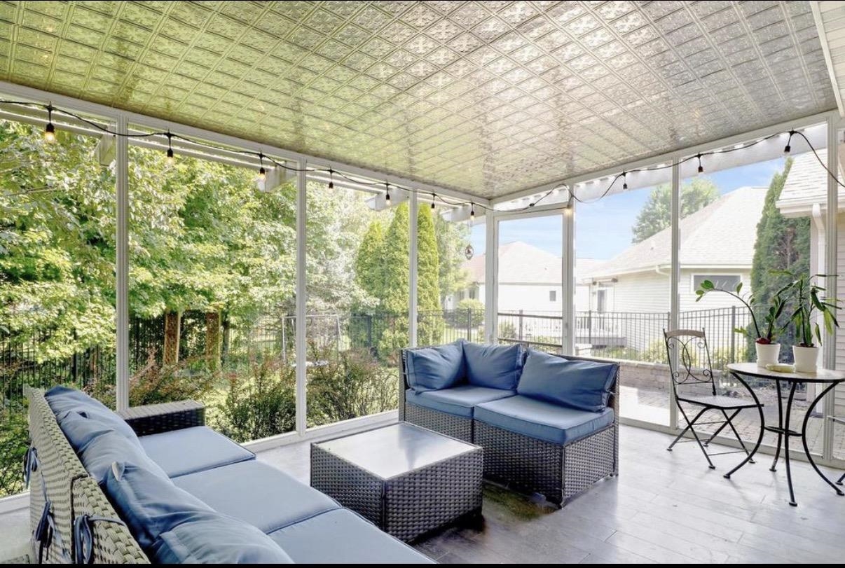 609 S Meadowbrook Lane