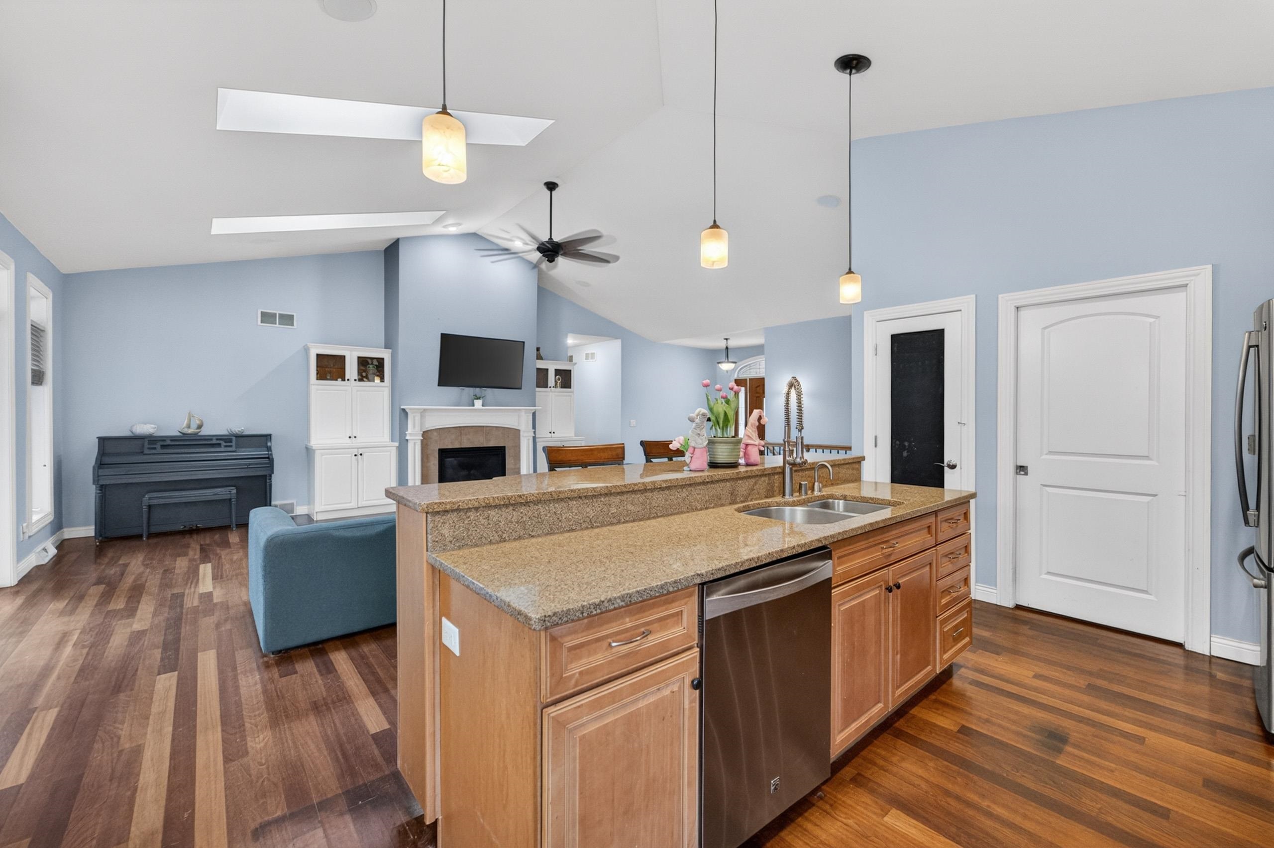 609 S Meadowbrook Lane