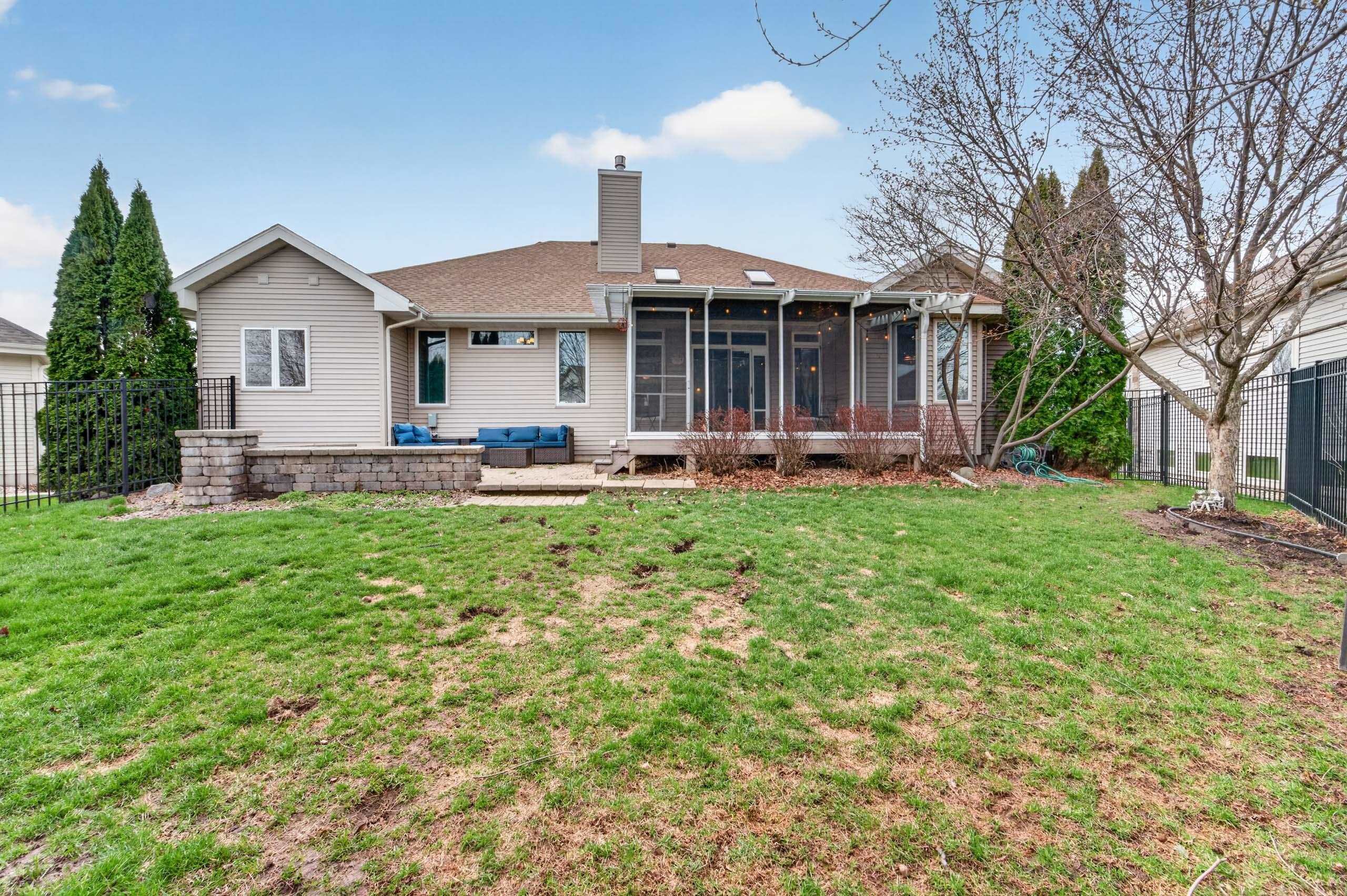 609 S Meadowbrook Lane