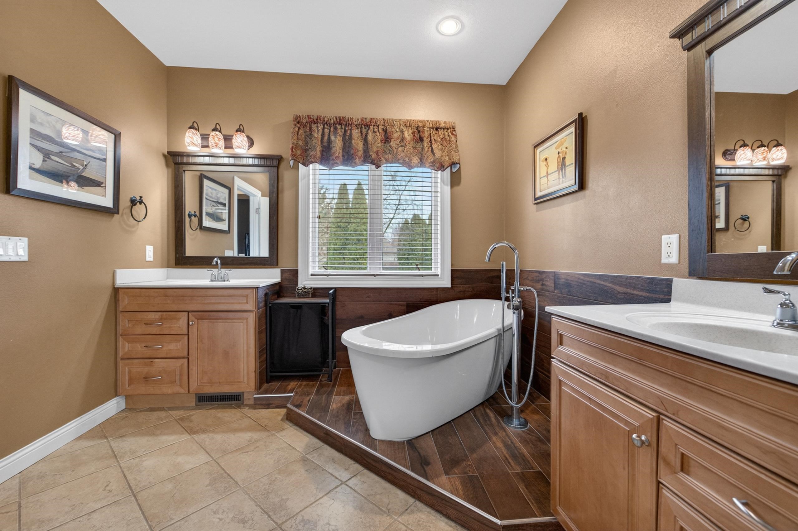 609 S Meadowbrook Lane