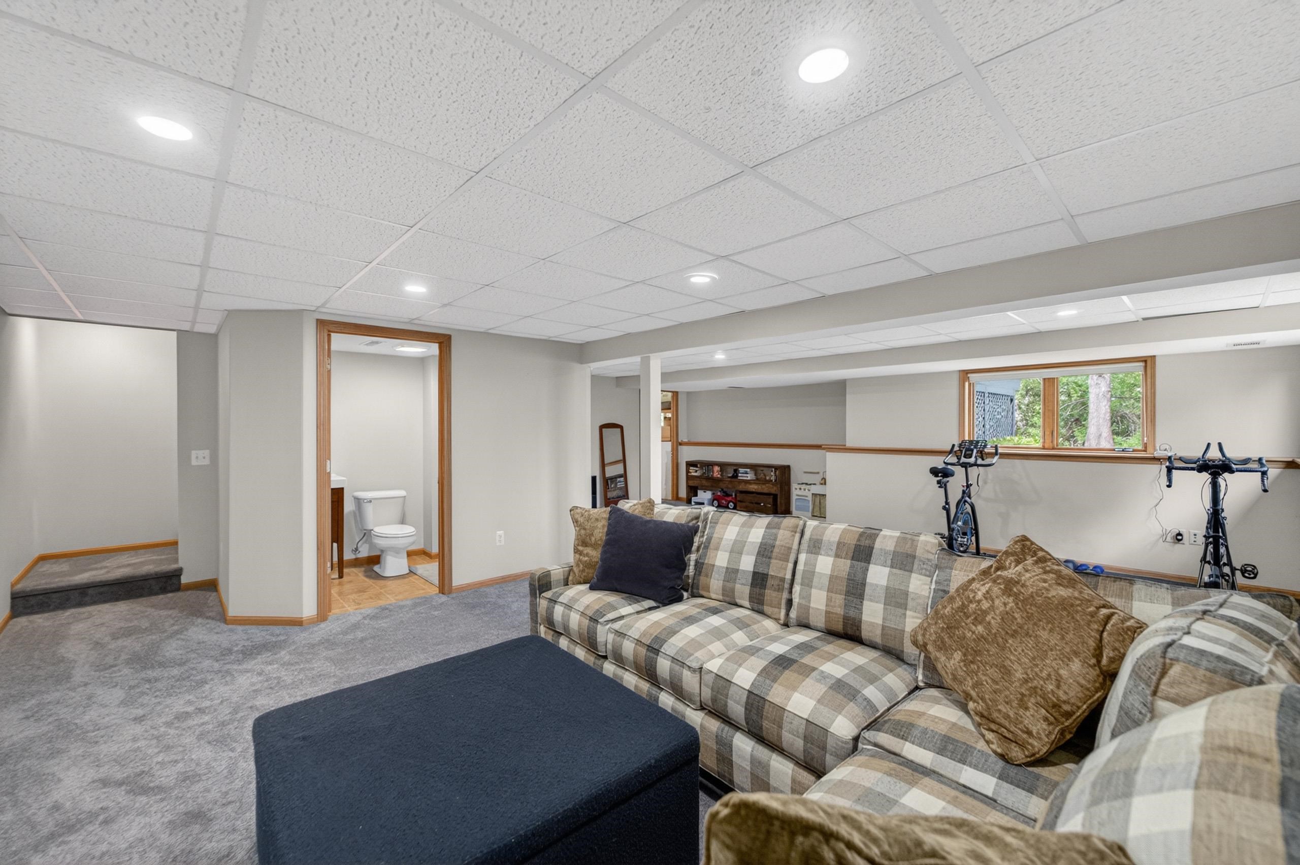 2877 Larkspur Lane