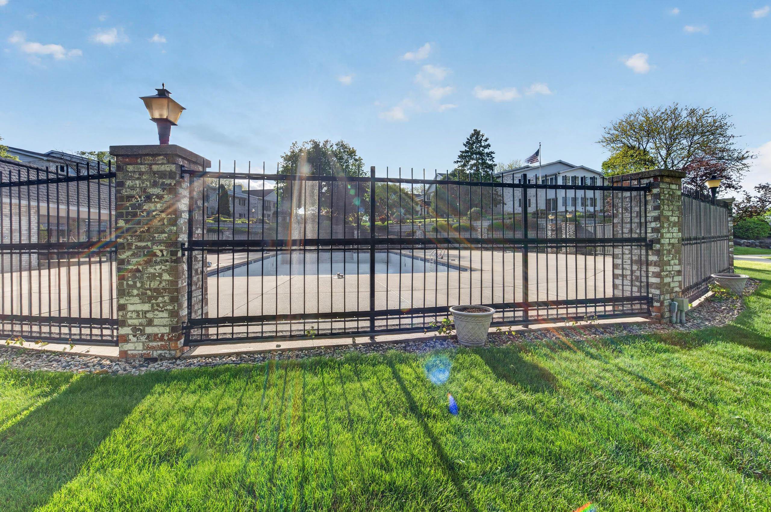 1612 S Golf Glen D