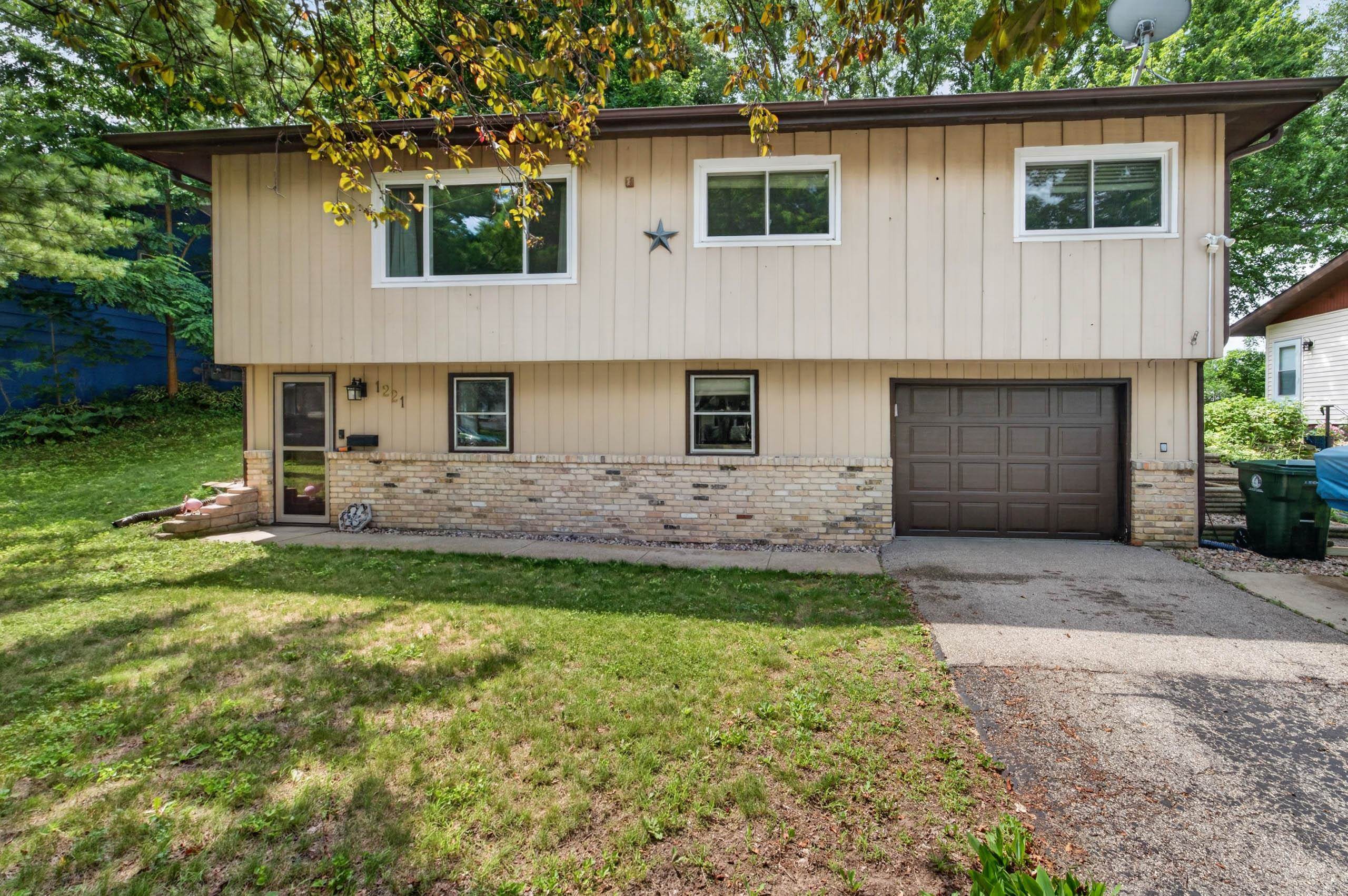 1221 Debra Lane