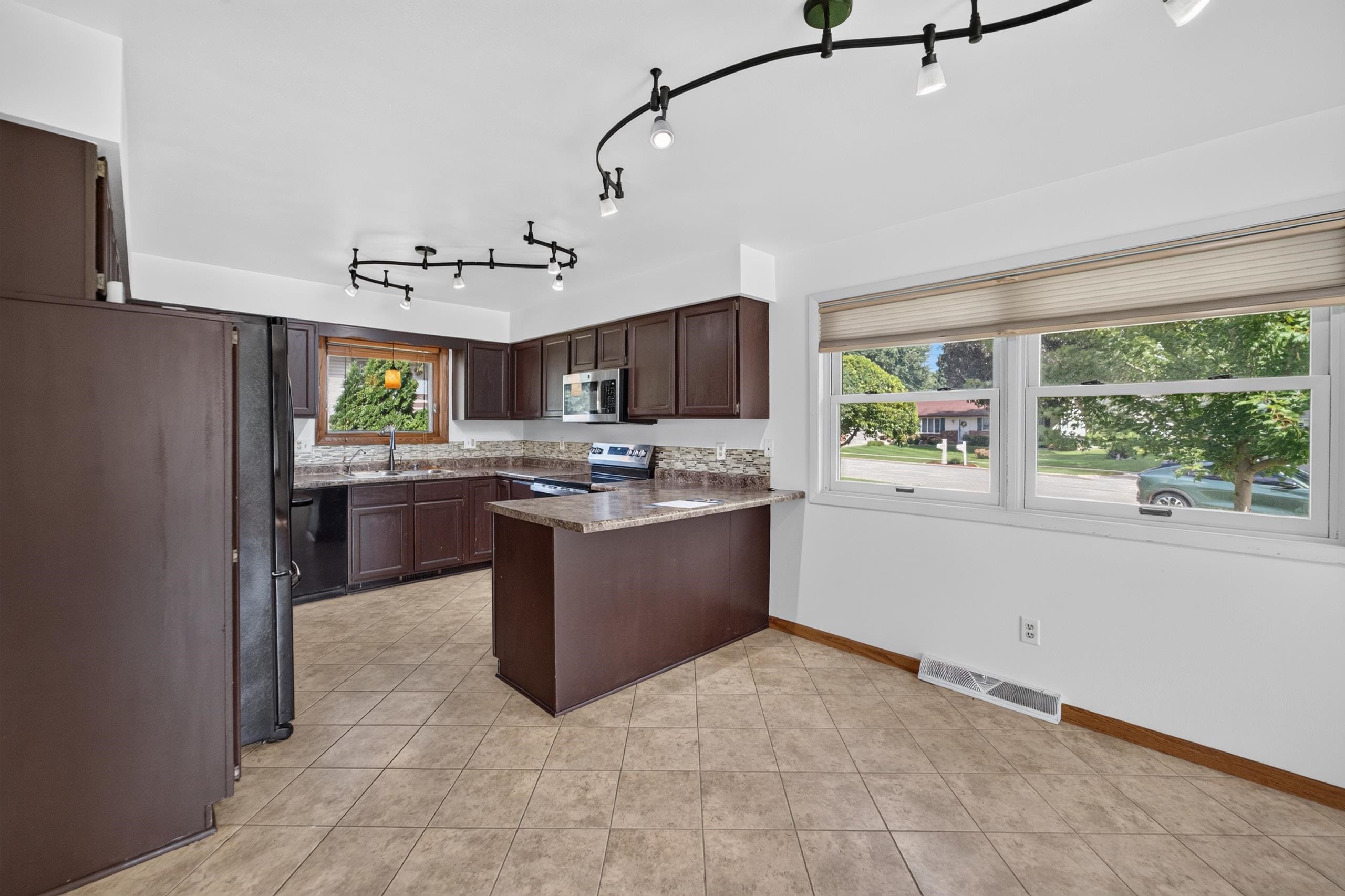 323 Santa Fe Trail