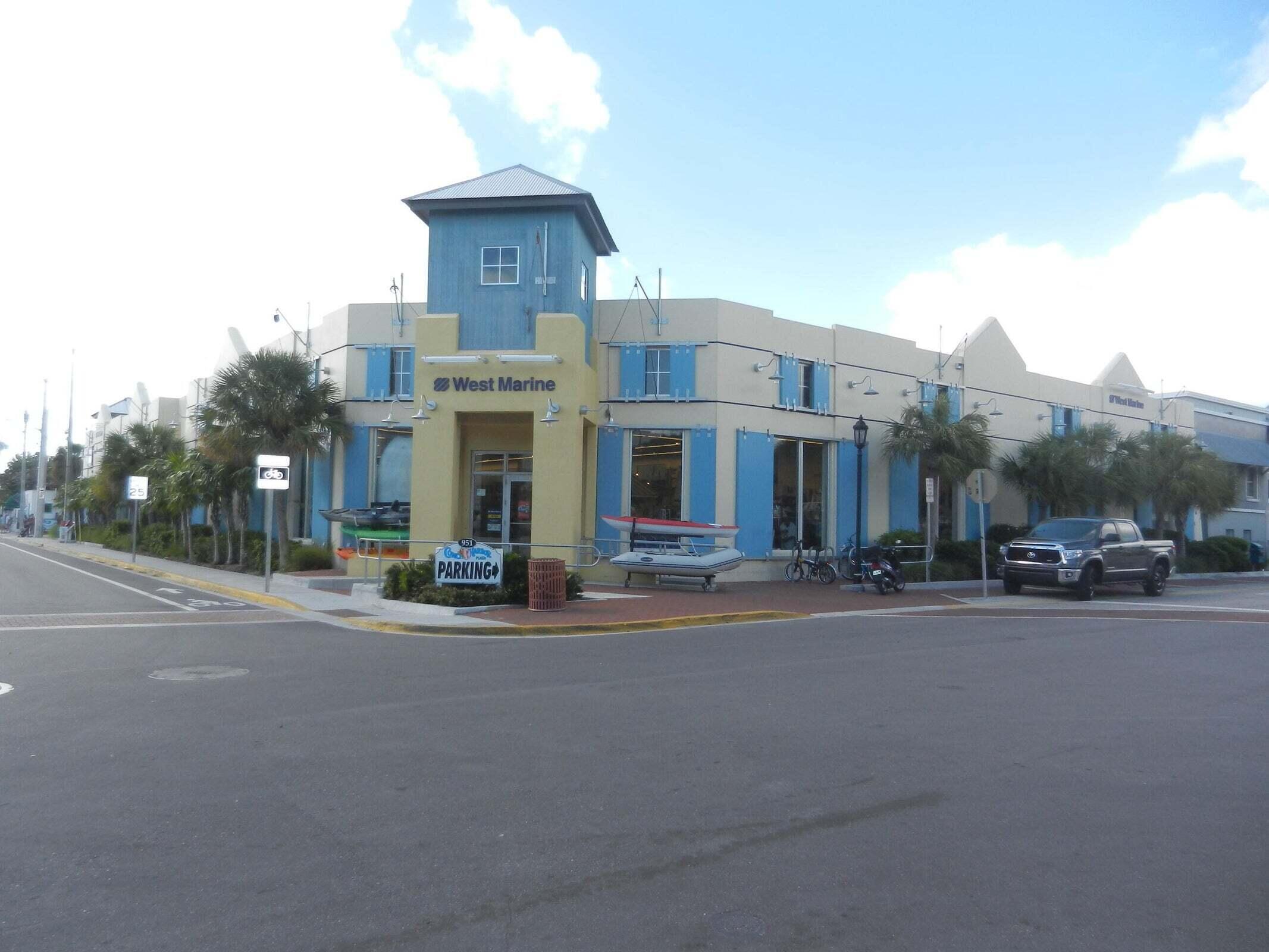 951 Caroline Street 206-8