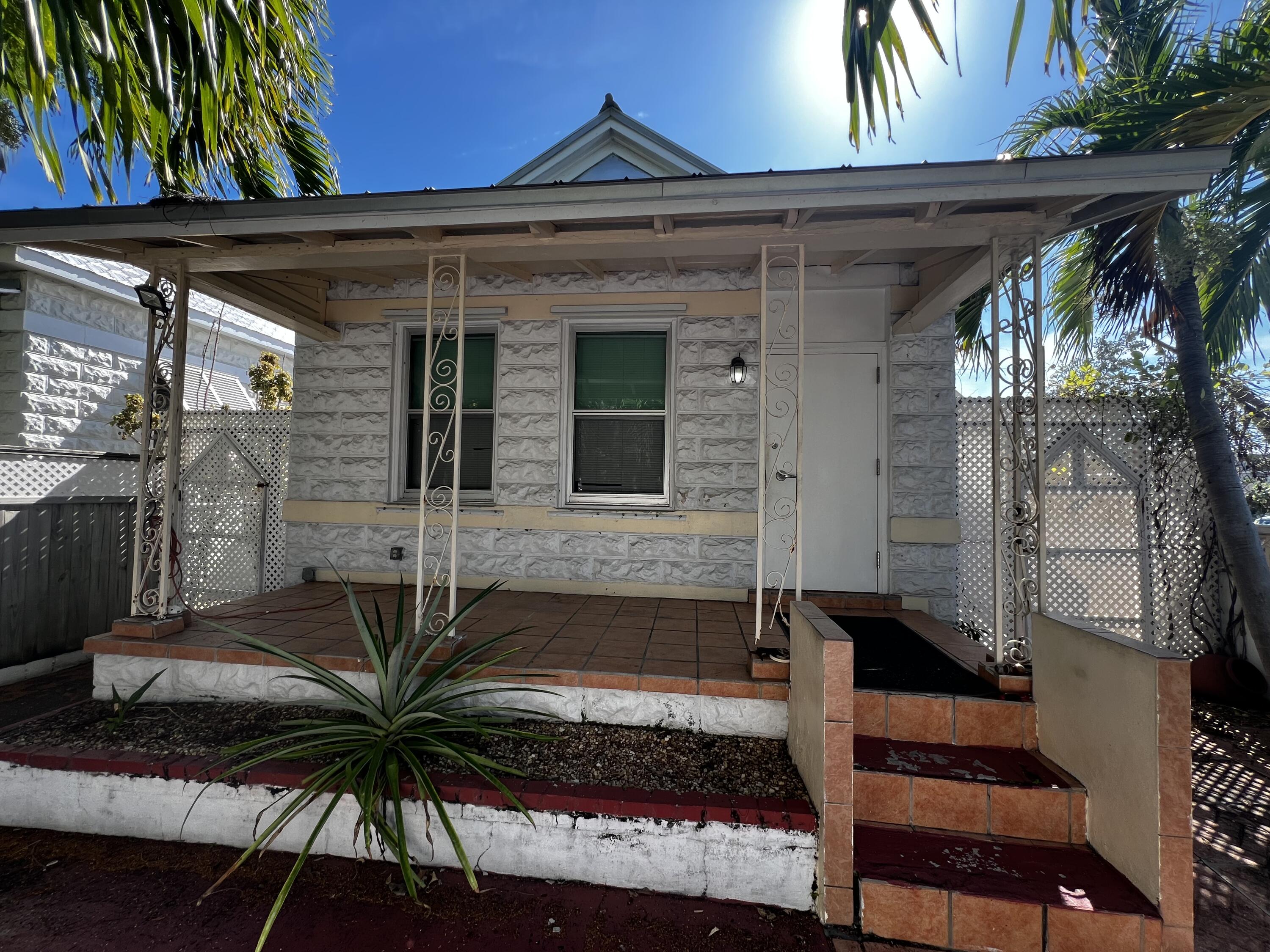 1900 Staples Avenue